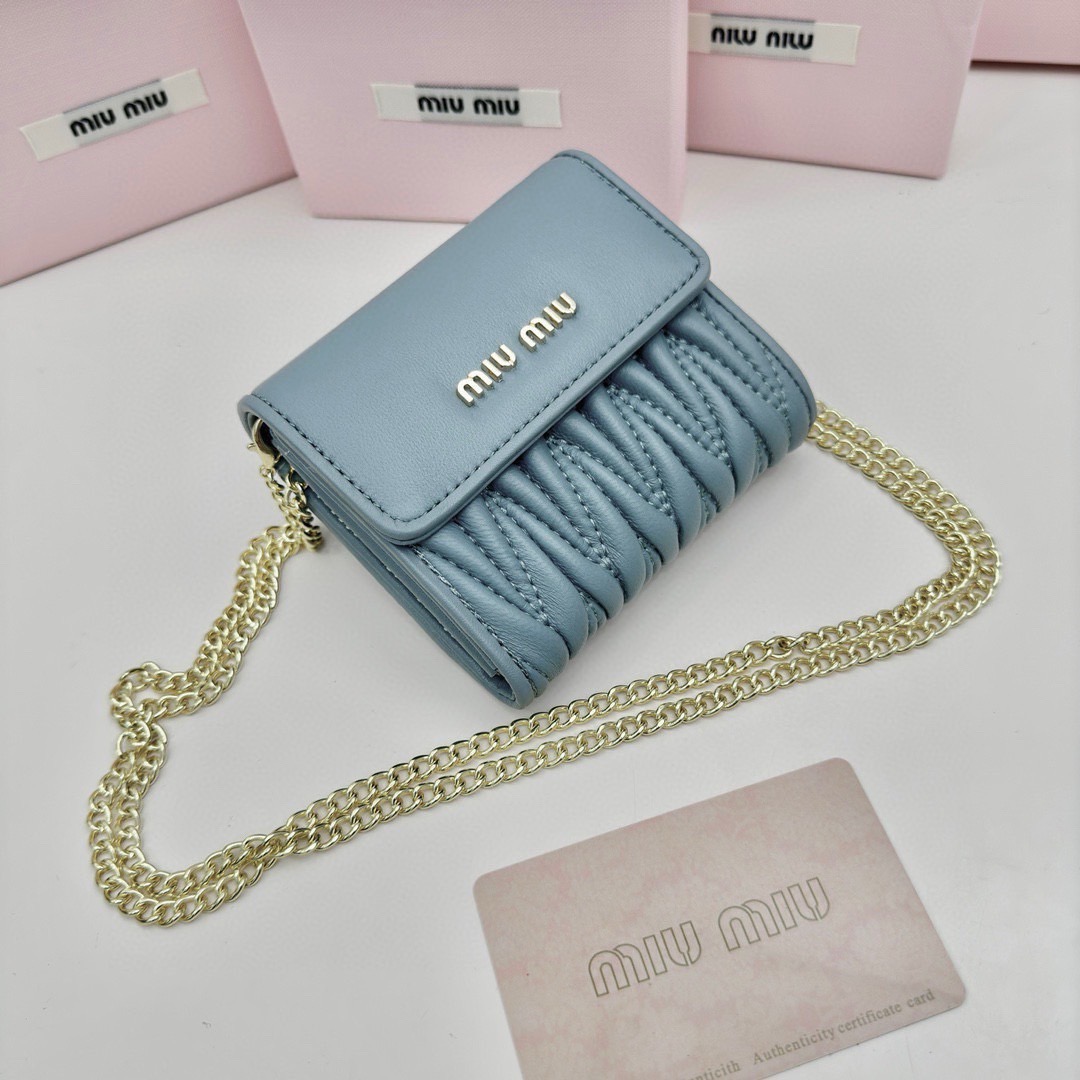 Miu Miu Quilted Wallet On Chain / MIU MIU Wallet Nappa Matelassé Leather กระเป๋าสตางค์หนังแนปป้า พร้อมสายสะพายอะไหล่ทอง