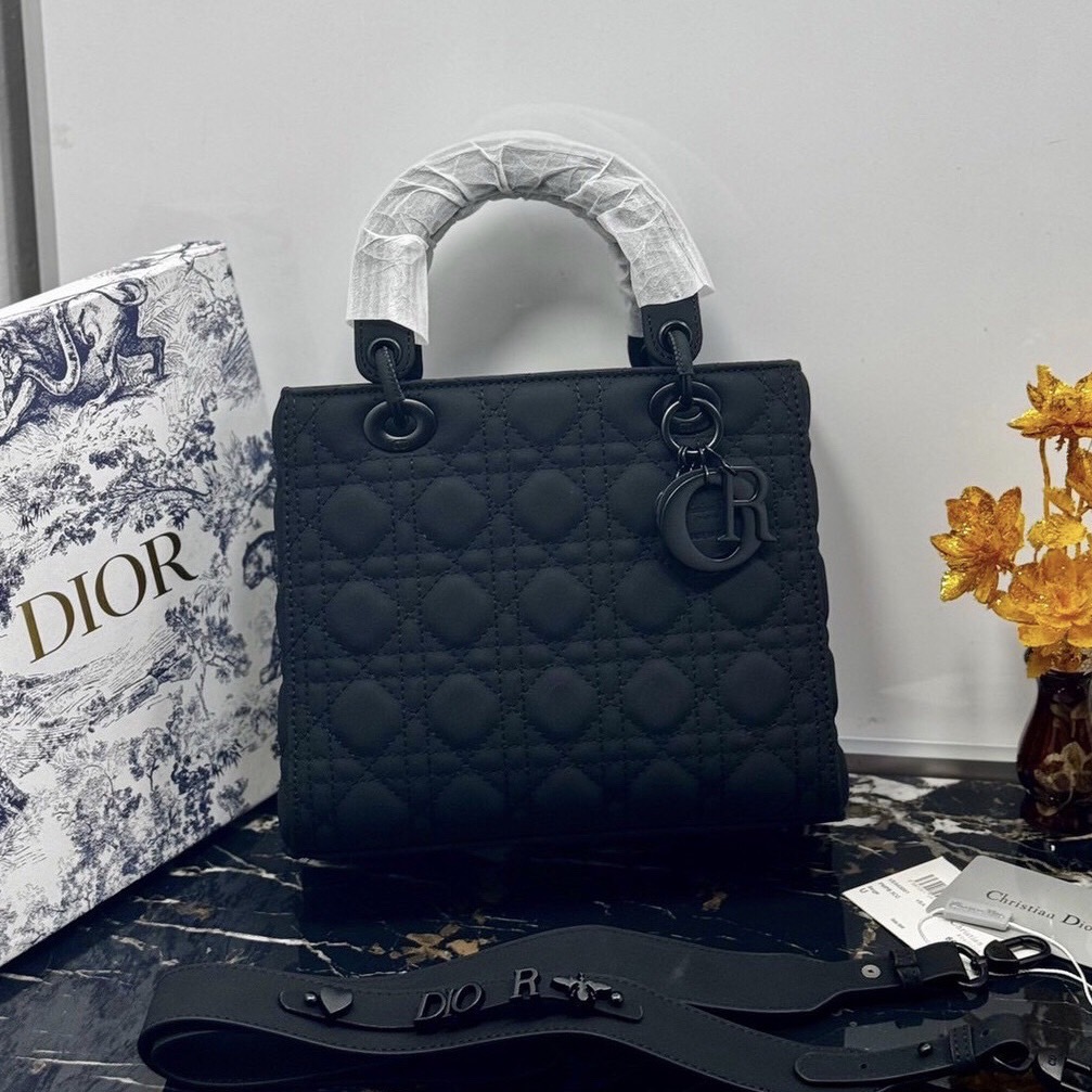 Dior Medium Lady Dior Bag 25cm กระเป๋าสะพายทรงโท้ท ที่สุดของความเรียบหรูดูแพง น้อยแต่มากที่แท้ทรู ดีไซน์เรียบง่าย แต่แฝงไปด้วยความหรูหรา ทรงกล่องคลาสสิค โดดเด่นด้วยพวงกุญแจอะไหล่โทนสีเดียวกับกระเป๋า เป็นเอกลักษณ์ด้วยลายเส้นซ้อนทับสวยงาม