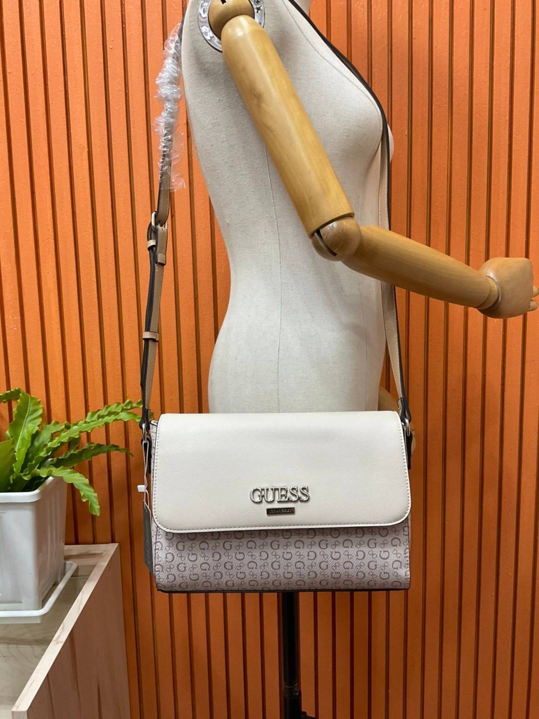 ของแท้ 💯% 】Guess Brit Crossbody Bag in Charcoal Signature Faux Leather and G Monogram Print with Black Leather Flap - Women's Sling Bag กระเป๋าสะพาย Crossbody ทรงเหลี่ยม รุ่นยอดนิยมอีกรุ่นหนึ่งของ Guess ตัวหนังคือดีงามทรงสวย หนังนิ่มน่าใช้มาก