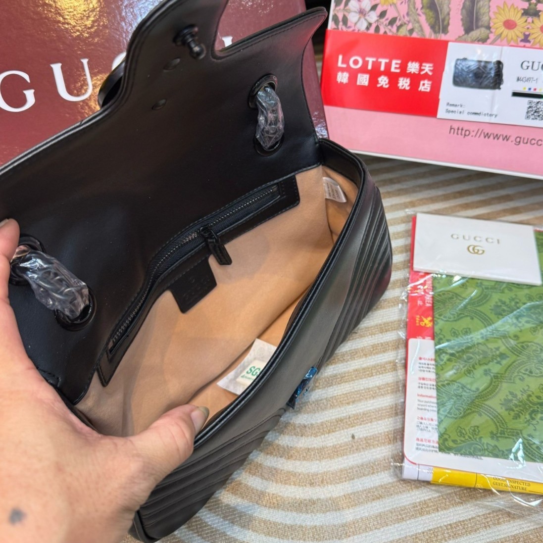 GUCCI GG Marmont medium shoulder bag 🖤 กระเป๋าสะพายข้างรุ่นคลาสสิค ดีไซน์ใหม่ อะไหล่ดำ สะพายขับผิว ดูแพง อัพลุคได้สบายๆ เปิด-ปิดด้วยตัวกดล็อคแน่นหนา ด้านหลังดีไซน์รูปหัวใจ