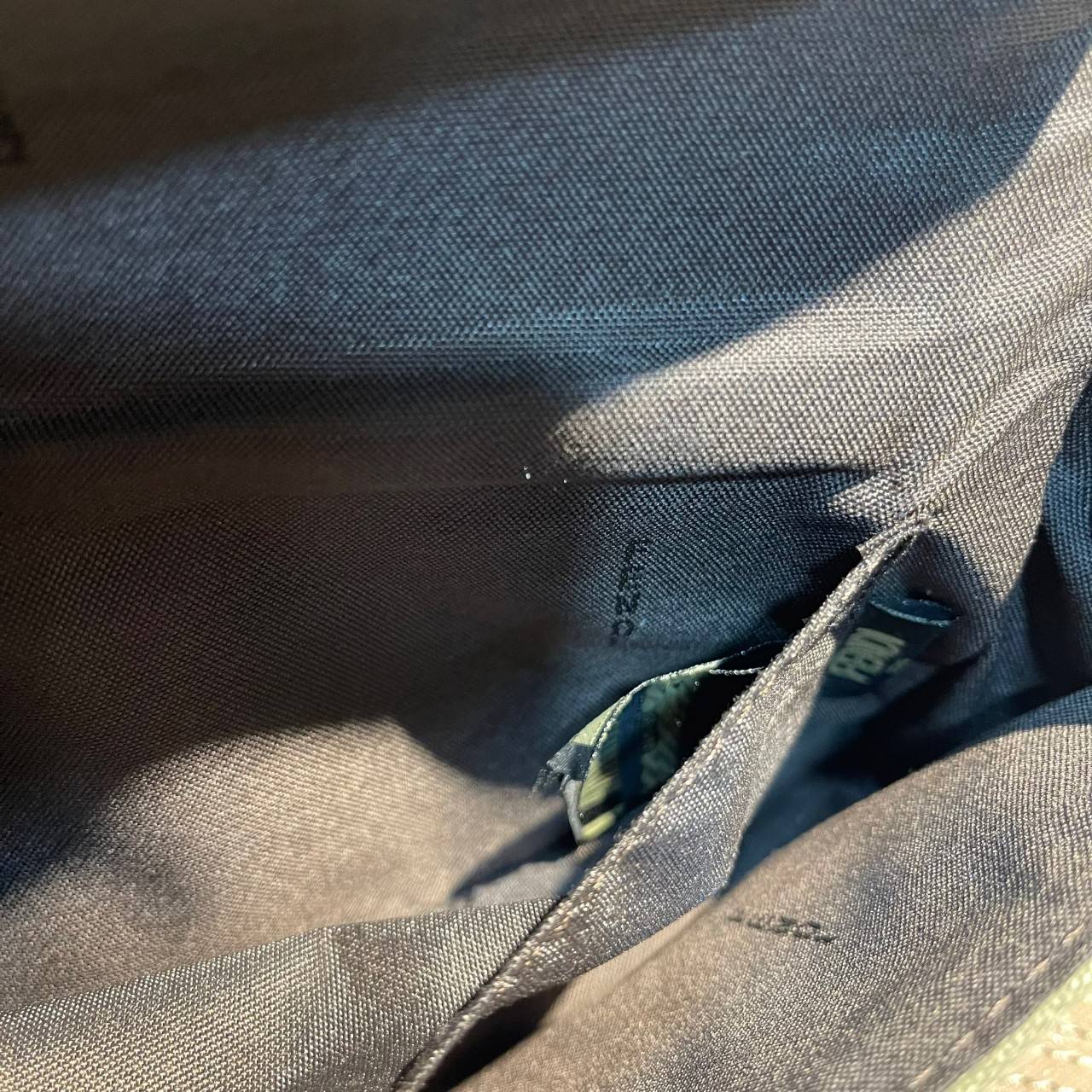 หนังแท้ Fendi Wallet On Chain With Pouches leather mini-bag กระเป๋าสะพายข้างทรงเหลี่ยมตกแต่งด้วยโลโก้ Fendi กระดุมแป๊ก มาพร้อมกระเป๋าด้านในแบบถอดได้ถึง 2ใบ สุดคุ้ม พร้อมสายโซ่และสายสปอร์ตถอดออกได้ ไอเท็มนี้ไม่ควรพลาดเลยค่าา