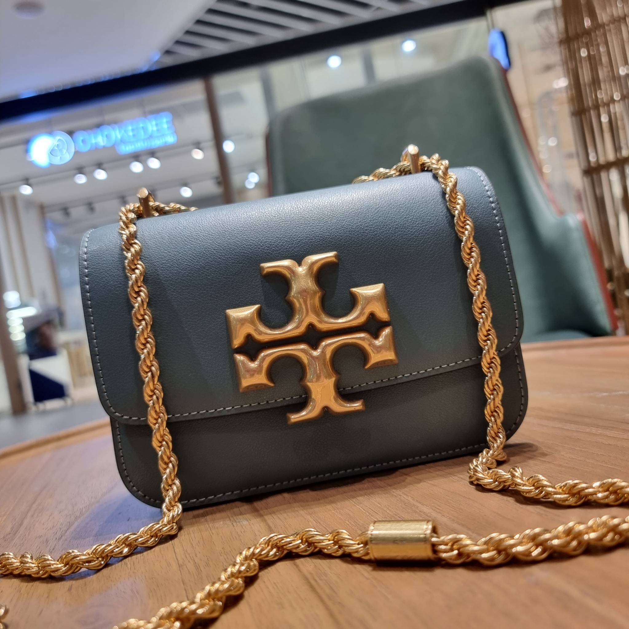 TORY BURCH ELEANOR TEXTURED SMALL CONVERTIBLE SHOULDER BAG สีใหม่!! ฮอตไอเท็ม รุ่นนี้ขายดีขายหมด สวยหรู คุณหนู ผู้ดี!! หายากมาก กระเป๋าสะพายข้าง ดีไซน์อยู่ทรง ขนาดกำลังสะดวกใช้สำหรับสาว วัสดุหนังแท้เต็มใบ ผิวมีเทกเจอร์ อัพเวลความหรู สีทูโทน เปิด-ปิดด้วยแถ