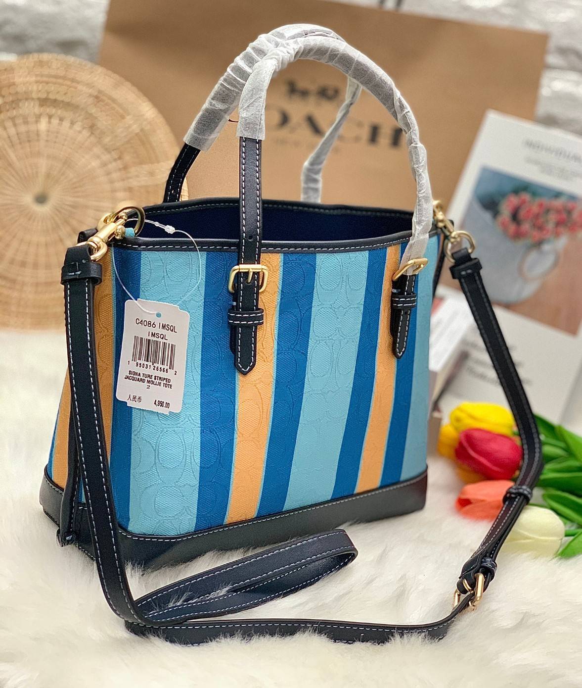 COACH C4086 MOLLIE TOTE 25 IN SIGNATURE JACQUARD WITH STRIPES แจกความสดใสด้วยลุคคัลเลอร์ฟูล กระเป๋าทรงโท้ท มินิไซส์ ตกแต่งลายเอกลักษณ์ถักทออยู่บนผ้า jacquard ตัดกับลายเส้นสีสันสวยงาม ลงตัวไม่ซ้ำใคร ภายในเป็นช่องโล่ง มีช่องซิปกลางใส่ของได้ ขนาดกำลังดีแบบใส
