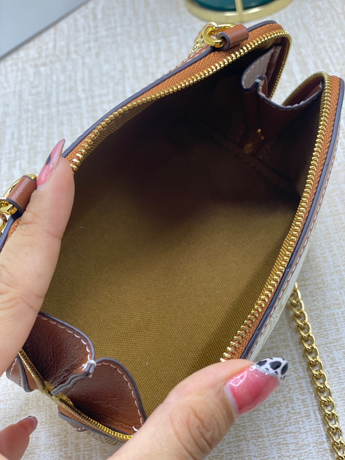 CELINE POUCH 16cm / CELINE TRIOMPHE Triumphal Arch Canvas / CELINE CLUTCH WITH CHAIN ภาพถ่ายจากสินค้าจริง พร้อมส่งที่ไทย ใช้งานต่างประเทศได้ กระเป๋าคลัทช์ดีไซน์เรียบหรูออกแบบมาได้อย่างลงตัว