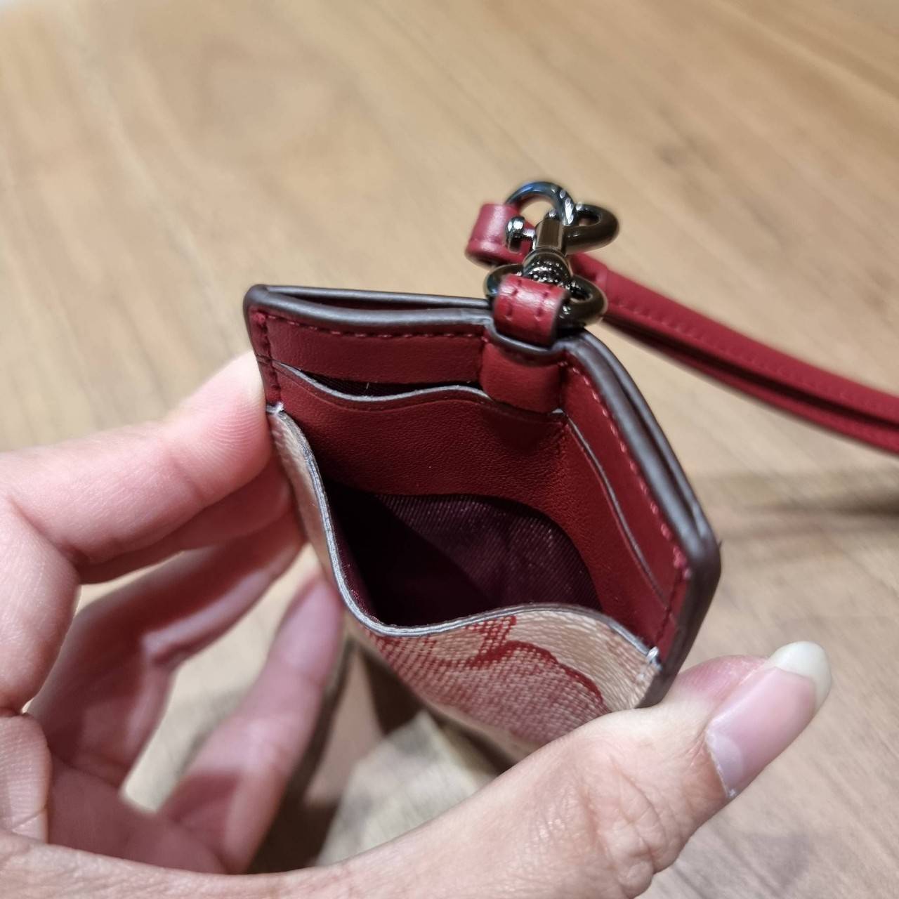 COACH C3305 ID LANYARD IN COLORBLOCK SIGNATURE CANVAS ง่ายๆแบบไม่ธรรมดา!! คลาสสิคแต่มีดีเทลโดดเด่น!! กระเป๋าถนอมบัตร พร้อมสายคล้องคอ ดีไซน์ลวดลายสวย ดูดีทุกแบบ ใช้งานง่าย พกพาสะดวก จะใส่บัตรพนักงาน บัตรเครดิต บัตรปชช. ใบขับขี่ และบัตรอื่นๆที่อยากจะใส่!! ต