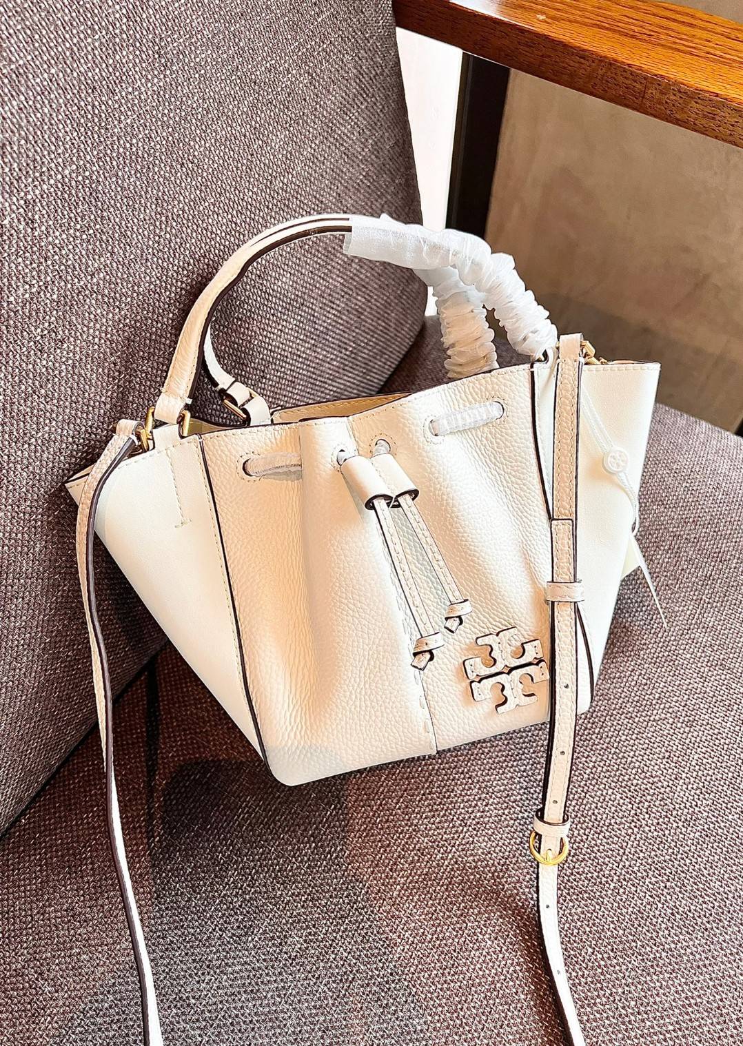 TORY BURCH MCGRAW DRAGONFLY MINI SATCHEL ((90474)) พร้อมส่งที่ไทย แนะนำต้องมีติดตัว สวยมากๆ! กระเป๋าหิ้วหรือสะพายข้างได้ หนังแกะนิ่มสวย อย่างดีเลยค่ะ ดีเทลด้านหน้าแบบหูรูด ปากกระเป๋าเปิดปิดแบบกระดุมแปลก ภายในโล่งกว้าง ใส่ของได้ครบครันหายห่วงค่ะ; มีช่องให้