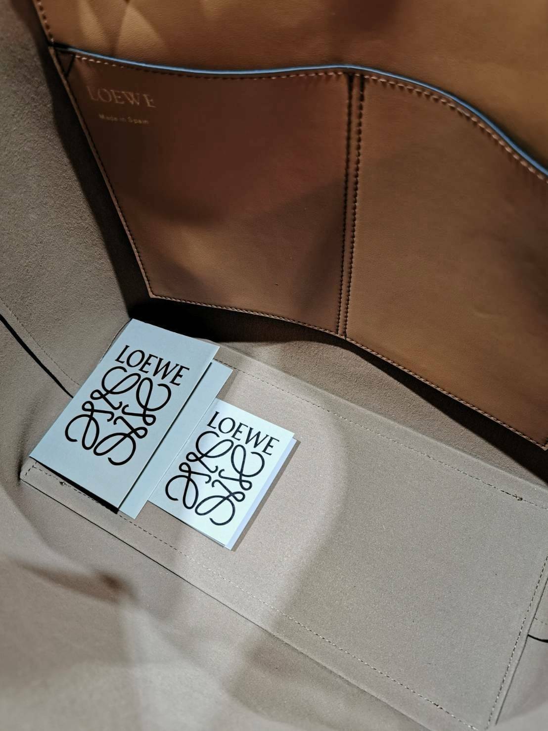 LOEWE HANDLE & SHOULDER BAG VIP GIFT WITH PURCHASE (GWP) กระเป๋าหนังแท้พรีเมี่ยมกิ๊ฟ Limited จาก LOEWE PERFUME DUTYFREE รุ่น Rare items สุดๆวัสดุหนังแท้ Lambskin แบบนิ่มเทคเจอร์สวยดีไซน์สุดหรูคงเอกลักษณ์แบรนด์ ภายในโล่งกว้าง ซับในหนังกลับ ใบใหญ่กำลังดีจุส