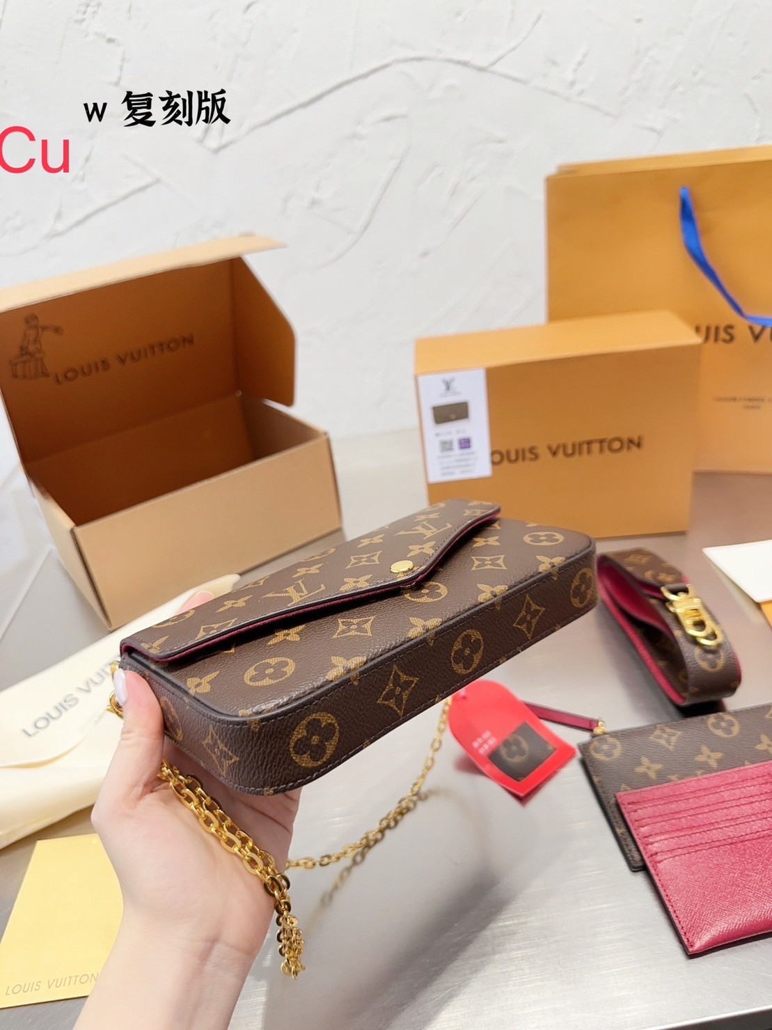 LV Felicie Pochette Monogram Bag / LV Felicie Chain wallet กระเป๋าสะพายข้างหรือถือแบบคลัทออกงาน พร้อมสายโซ่ และสายสะพายทรงสปอร์ตสุดคุ้มใช้งานง่าย