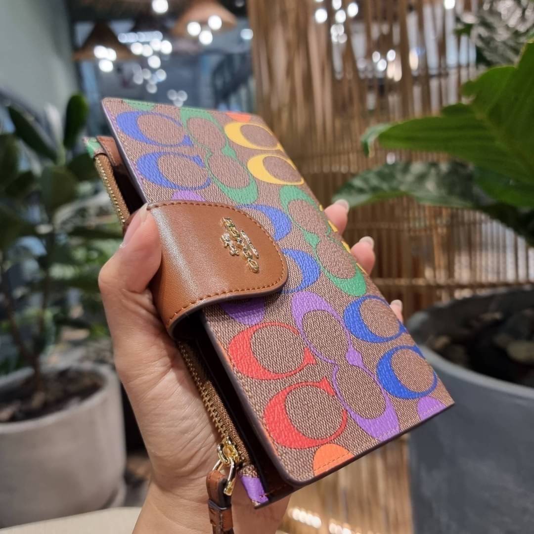COACH C9944 TECH WALLET IN RAINBOW SIGNATURE CANVAS ดีไซน์ใหม่ คอลเลคชั่นสวยหรู กระเป๋าสตางค์พร้อมสายคล้องมือ ง่ายต่อชีวิตมากจ้า!! มันดี มันพร้อม มันสวยจริงจัง!! ใส่ได้ทั้งบัตร และโทรศัพท์ก็ใส่ได้ทุกรุ่น แถมยังมีช่องซิปแยกไปอีก ช่องเยอะไม่ต้องห่วงจริงๆ วั