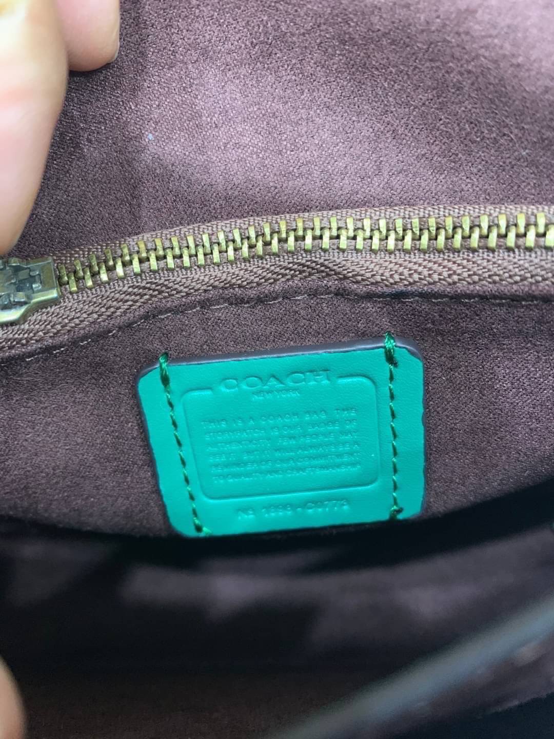 COACH TABBY TOP HANDLE 20 พร้อมส่งที่ไทยค่ะ! กระเป๋าหิ้ว//สะพายข้างได้ หนังแท้อย่างดี กหนึ่งใบทำหนังสองลายได้อย่างสวยงาม พร้อมโลโก้รุ่นใหม่ล่าสุดดูดีมากๆค่ะ เปิดปิดกระเป๋าแบบกดล็อค ภายในมีช่องหลักสองช่อง ใส่มือถือได้ทุกรุ่น;กระเป๋าเงินใบกลางได้;ของจำเป็นจ