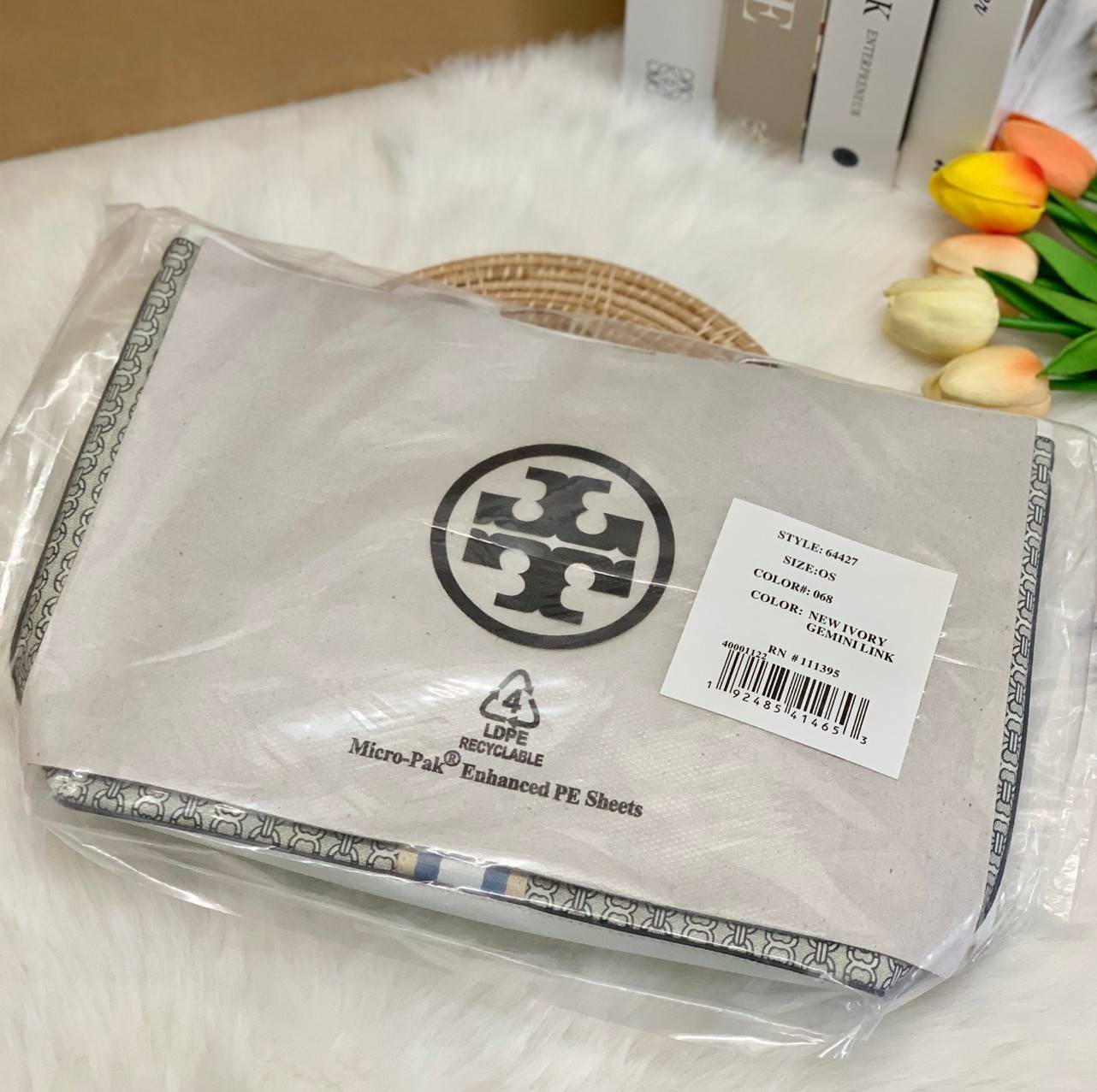 TORY BURCH GEMINI CANVAS SMALL PATCHES TOTE 🔺จุดเด่นของหนังคุณภาพต้องนิ่มสัมผัสได้ ไม่แข็งทื่อๆนะคะ! พร้อมส่งที่ไทย ใช้วันไหนๆก็สวยสุดๆไปเลยค่าา! กระเป๋าทรงTote ไม่เล็กอย่างที่คิดนะคะ😁 หนังแท้ชั้นดี ลายหนังสวยนิ่มมือดีมากค่ะ ตัวกระเป๋าลายโ