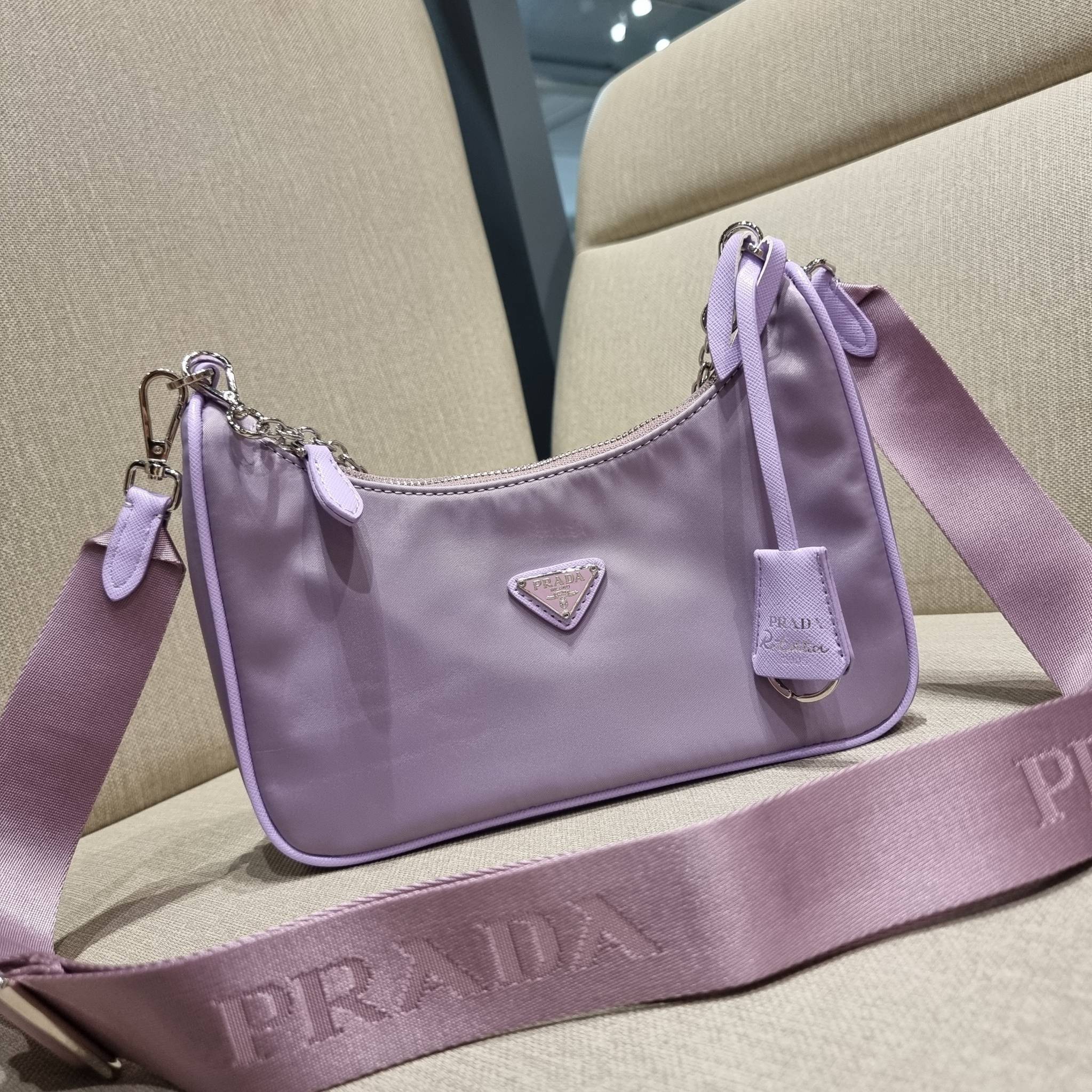 VIP 🥂 PRADA RE-EDITION 2005 RE-NYLON SHOULDER BAG ไอเท็มสุดปัง ที่ฮิตตลอดกาลไม่ว่าจะปีไหนๆ จัดให้ครบทั้งสีขายดีและสีใหม่ล่าสุด ที่สายคุณหนูห้ามพลาด!! กับกระเป๋าสะพายทรงคลาสสิค เหมาะเป็น everyday bag มากๆ วัสดุผ้าไนล่อนคุณภาพ พร้อมใบลูก ไว้ใส่เหรีย