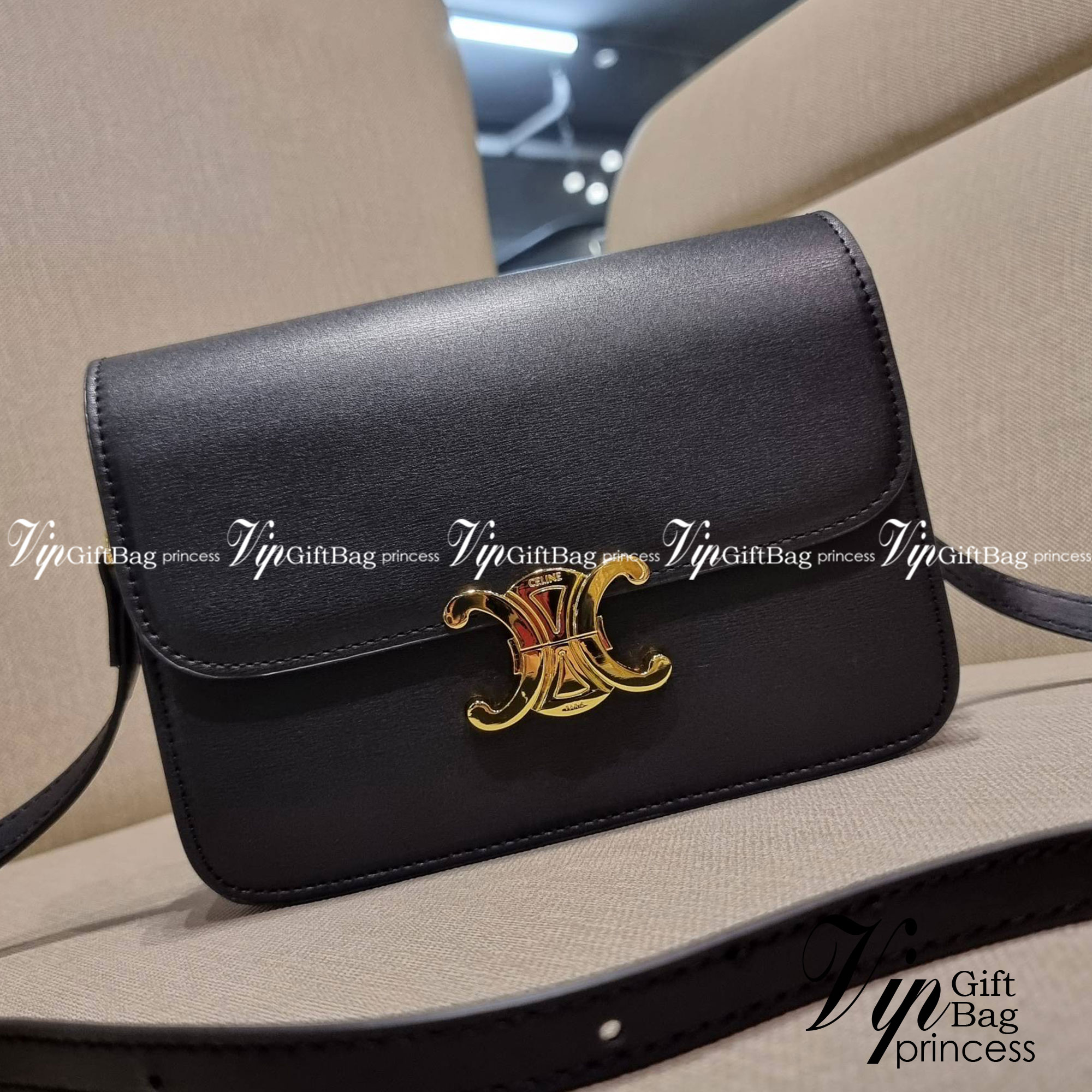 VIP 🥂 CELINE CLASSIQUE TRIOMPHE BAG IN SHINY CALFSKIN ไอเท็มสุดคลาสสิค ที่ขาดไม่ได้ กระเป๋าสะพายทรงสวยคลาสสิค แฝงความผู้ดี ที่ใช้ได้ทั้งชายหญิง วัสดุหนังแท้ เปิด-ปิดด้วยตัวกดล็อค สะดวกใช้มาก ภายในเป็นช่องโล่ง เก็บของได้เป็นสัดส่วน และยังมีช่องซิปใ