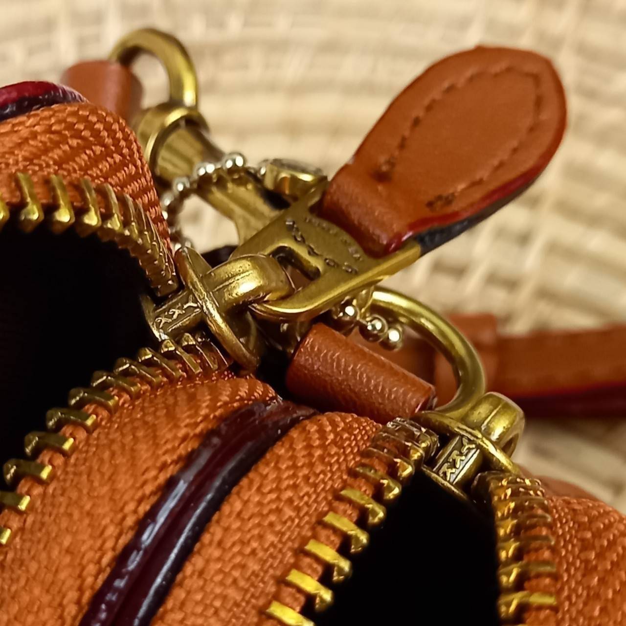 COACH KIRA CROSSBODY IN SIGNATURE CANVAS (COACH F89399)🍁เหมาะมือมาก หยิบใช้ง่ายสบายเลย🌈//รุ่นนี้ จะถือ จะคล้องมือ สะพายคลอสบอดี้ ได้หลายลุค จัดวางตามต้องการได้เลย // มีสายคล้องมือ และสายยาว สามารถถอดได้ทั้ง 2 สาย //เปิด-ปิดด้วยซิป มี2 ช่อง