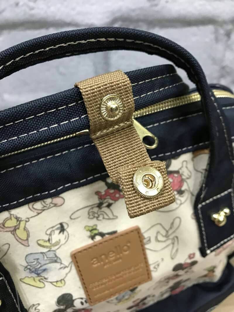 Anello x Walt Disney Mickey & Friends Limited Edition Japan Backpack เป็นการร่วมงานของ anello และวอล์ทดิสนีย์ ที่มาวาดลวดลายลงบนกระเป๋าเป็นตัวละครดิสนีย์ที่มีสีสันน่ารักสดใส วัสดุ canvas คงแบบฉบับที่ปากกระเป๋ามีโครง อีกหนึ่งคอลเลคชั่นที่ควรต้องมีไว้ครอบคร