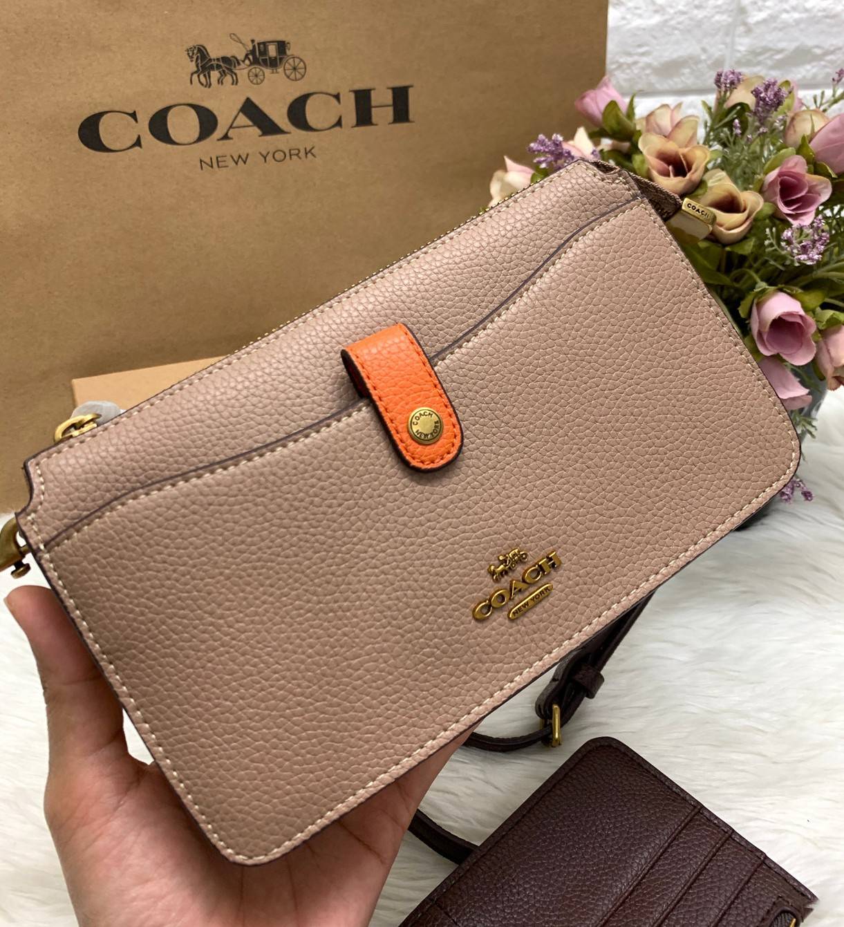 COACH Noa Pop-Up Messenger In Colorblock Signature Bag ((73316//37458//31864)) 💋ได้ไปสุดคุ้ม ไม่ผิดหวังแน่นอนจ้าา!! กระเป๋าแบบคลัท//สะพายข้างได้//ครอสบอดี้ร์ได้ วัสดุหนังแท้ หนังนิ่มสวยค่ะ ช่องหลักเปิดปิดแบบซิป ภายในกว้าง ใส่มือถือได้ทุกรุ่น;กระเป