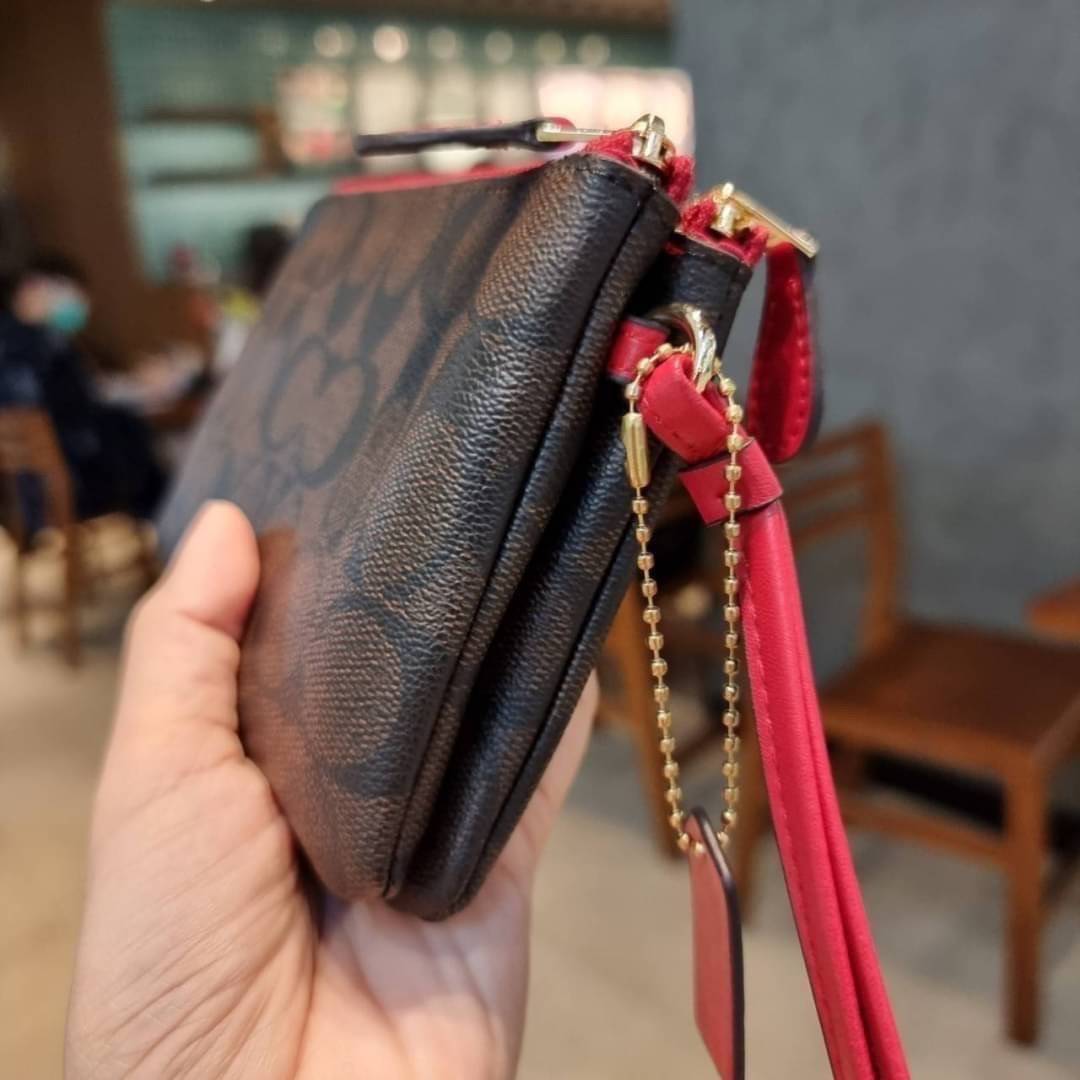 COACH F87591 DOUBLE CORNER ZIP WALLET IN SIGNATURE COATED CANVAS คล้องมือรุ่น 2 ซิป!! มาแล้วจ้า 🌟🤗 ไซส์นี้คือเหมาะมือจริงๆ พกง่ายเช่นเคย ไม่ต้องกังวลว่าจะเกะกะหรือกินพื้นที่กระเป๋าหลัก วัสดุหนังแคนวาสเคลือบลาย มีช่องหลักแยก 2 ช่อง ภายในบุผ