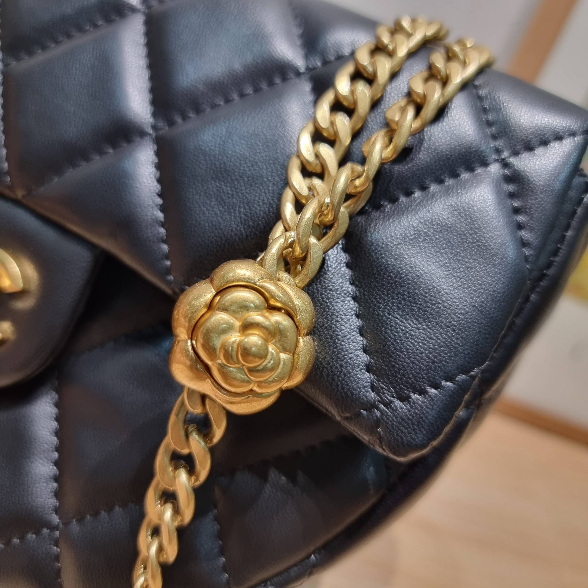 Chanel camellia vintage half moon bag ดีไซน์ใหม่ 2023 สุดหรู กับกระเป๋าสะพายไอเท็มคลาสสิค เลิศที่ตัวอะไหล่ใช้รูปดอกคามิเลียเอกลักษณ์มาเป็นตัวชูความแพง สำหรับกดปรับสายสะพายได้แบบชิคๆ