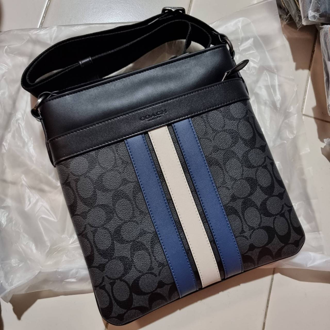 COACH F26068 CHARLES CROSSBODY IN SIGNATURE CANVAS WITH VARSITY STRIPE อีกหนึ่งรุ่นสุดฮิตเอาใจหนุ่มๆ กับดีไซน์แถบสีโดดเด่น กระเป๋าสะพายข้างทรงคลาสสิค ขายดี ไอเท็มทีเด็ด วัสดุหนังแคนวาสเคลือบลายสลับหนังแท้ เปิด-ปิดด้วยซิป และมีช่องแยกแบ่งสัดส่วนด้านหน้ากระ