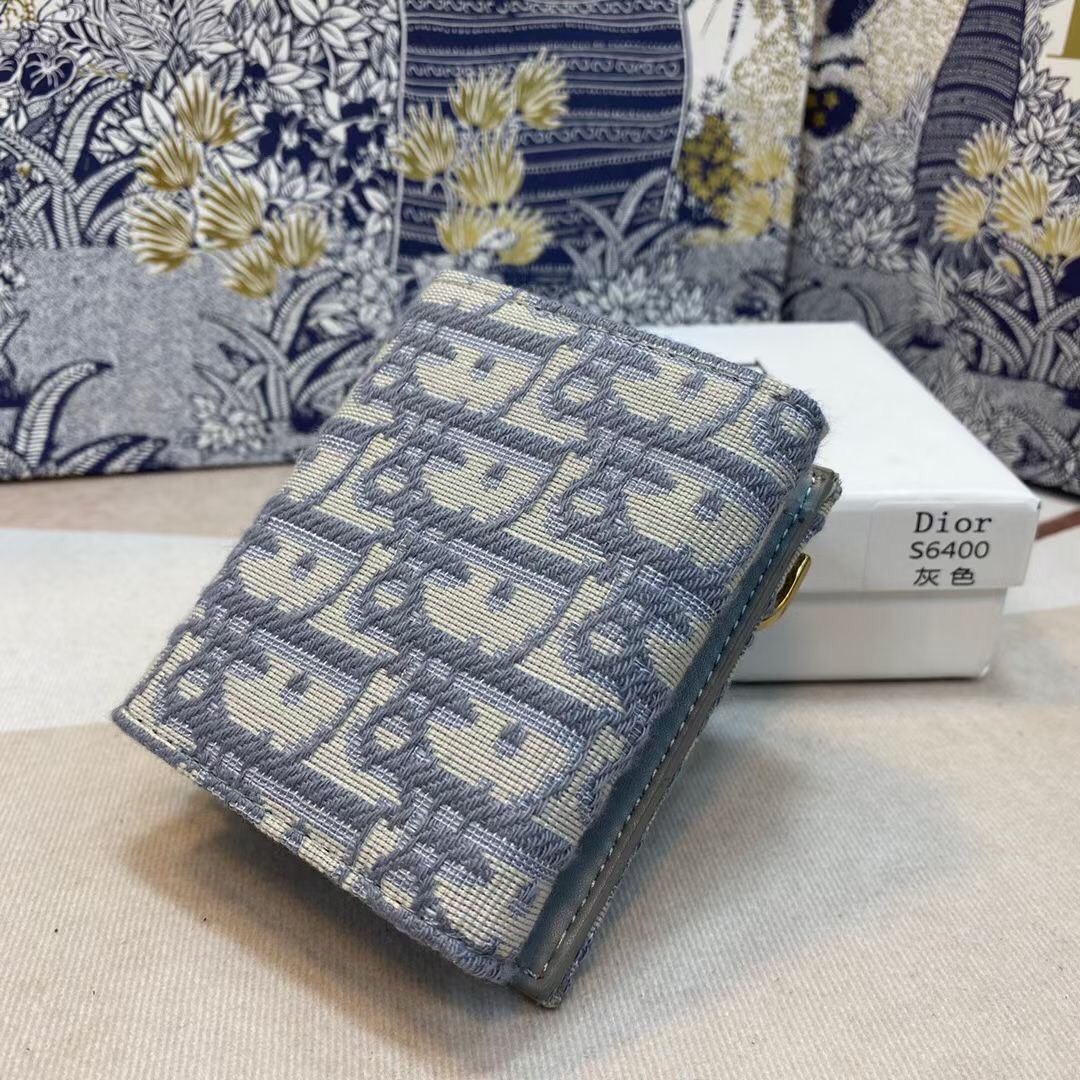 VIP 🥂DIOR Wallet Saddle Lotus / Dior tri-fold wallet กระเป๋าสตางค์ 3 พับทรงตั้ง มีช่องใส่เหรียญ ใส่การ์ด ใส่ธนบัตรได้ ครบเลยค่ะ วัสดุหนังแท้ และผ้า Jacquard อย่างดี ทอสวยงาม ผสมผสานความสง่างามและคลาสสิกที่เข้ากับยุคสมัย ภาพสินค้าถ่ายจากงานขายจริง 
