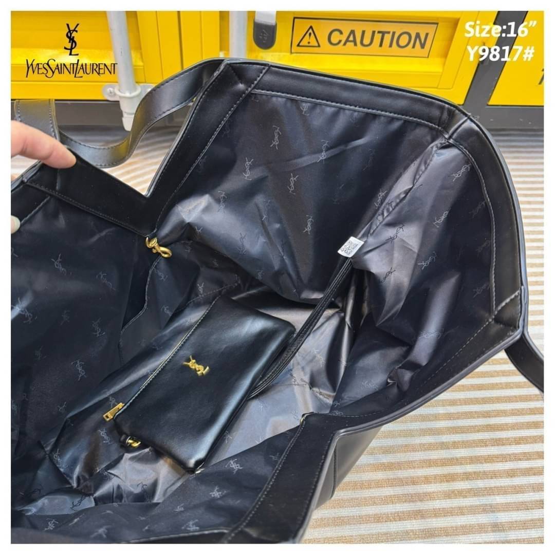 YSL Y TOTE IN LEATHER BAG กระเป๋าสะพายทรงโท้ทใบใหญ่ รุ่นใหม่ล่าสุด งานหนังสวยเต็มใบ ดีไซส์เรียบหรูดูแพงอย่างแท้จริง ภายในโล่งกว้างมาก จุของได้เยอะสุด เอาใจสายแบกแต่ยังคงความหรูไว้ในตัวอย่างแน่นอน