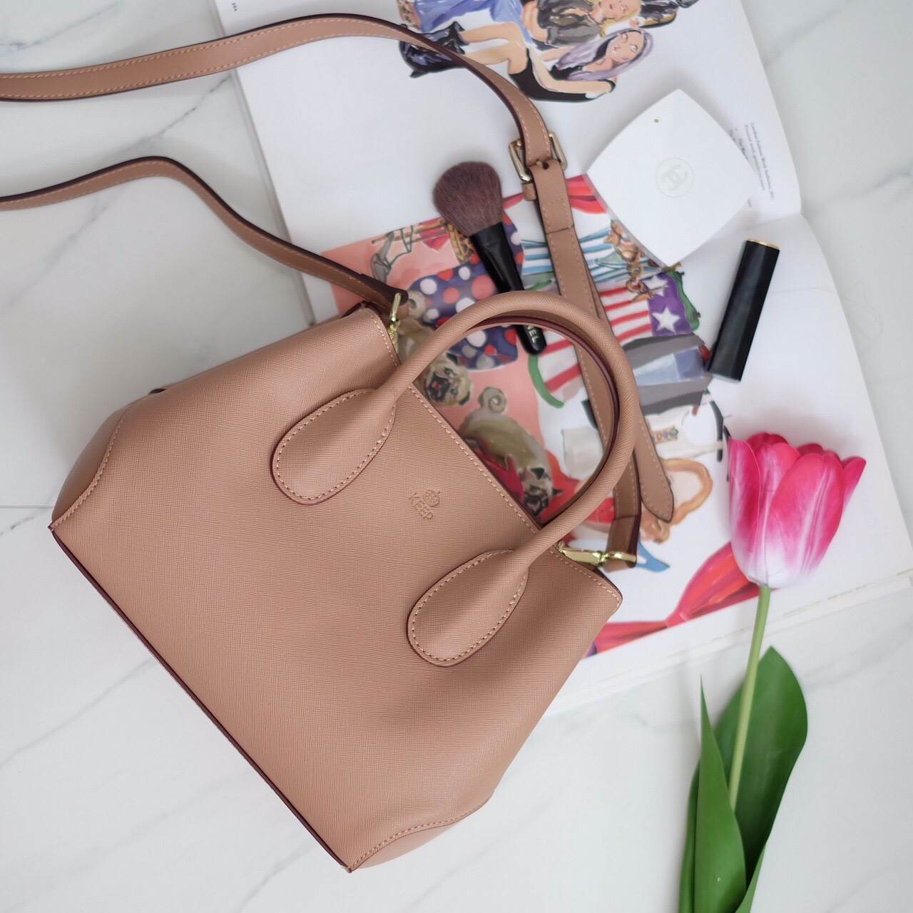 KEEP รุ่น COZY สวย ตอบโจทย์ ด้วยรูปทรงที่ เรียบหรู ทรงกระเป๋า ปรับได้ 2 แบบ เก็บทรง หรือ ขยายทรงได้ ตอบโจทย์ทุกการใช้งาน หนังกระเป๋า Saffiano อย่างดี ภายใน บุด้วย ผ้า Craft เอกลักษณ์เฉพาะ ทำให้ กระเป๋าเบา และ เพิ่มความสวยงาม ภายใน ทำช่อง แยก เฉพาะ สำหรับเ