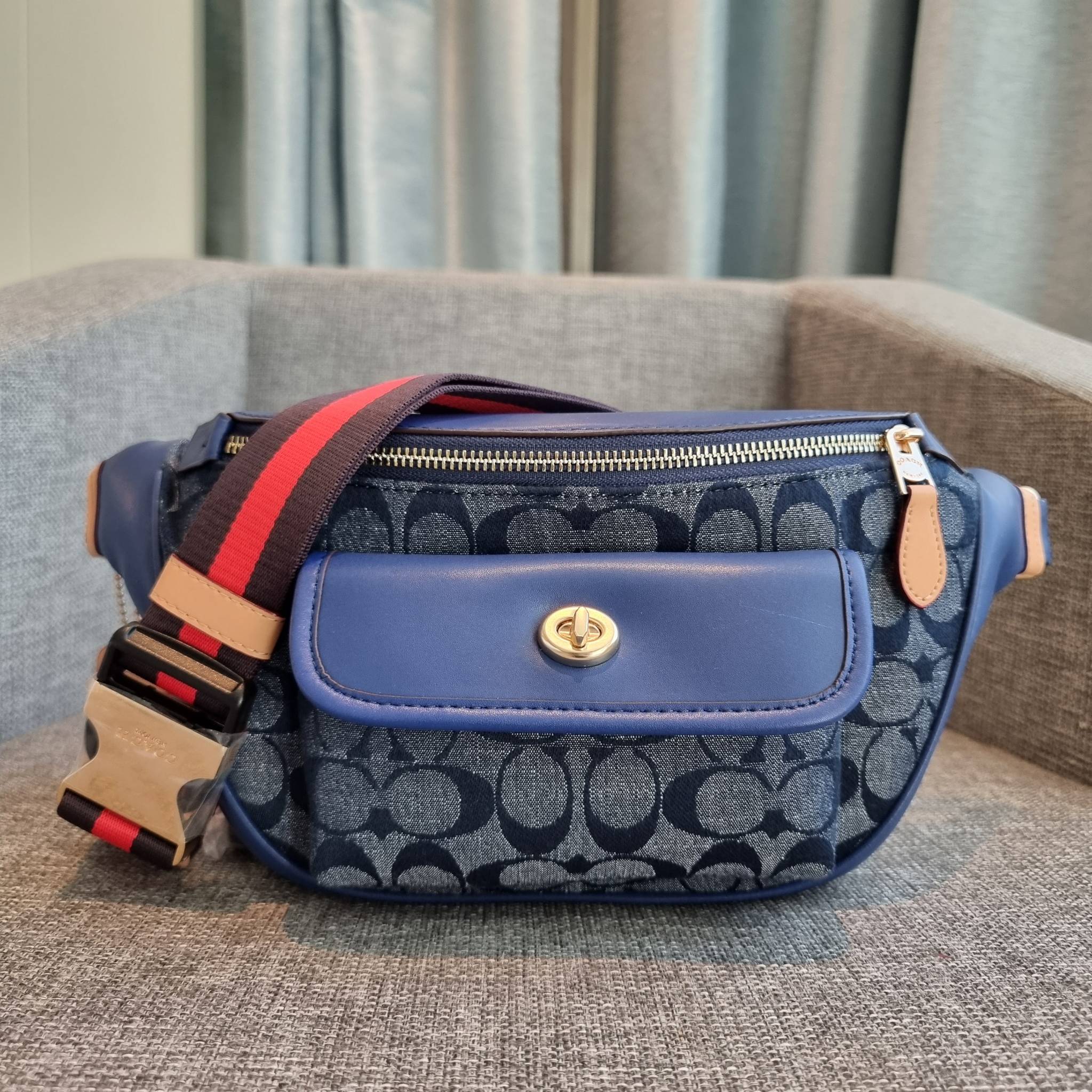OUTLET 】COACH C4035 HERITAGE BELT BAG IN SIGNATURE CHAMBRAY ใหม่ล่าสุด กระเป๋าคาดอกสุดชิคสำหรับหนุ่มๆ เป็นดีไซน์กึ่งสปอร์ตที่ดูหรูมากๆ แพทเทิร์นเป็นที่ใช้งานง่าย วัสดุผ้าแชมเบรย์สลับหนังแท้ ไม่หนาไม่บางจนเกินไป มีช่องด้านหน้า และซิปหลัก ภายในโล่งกว้าง จุข