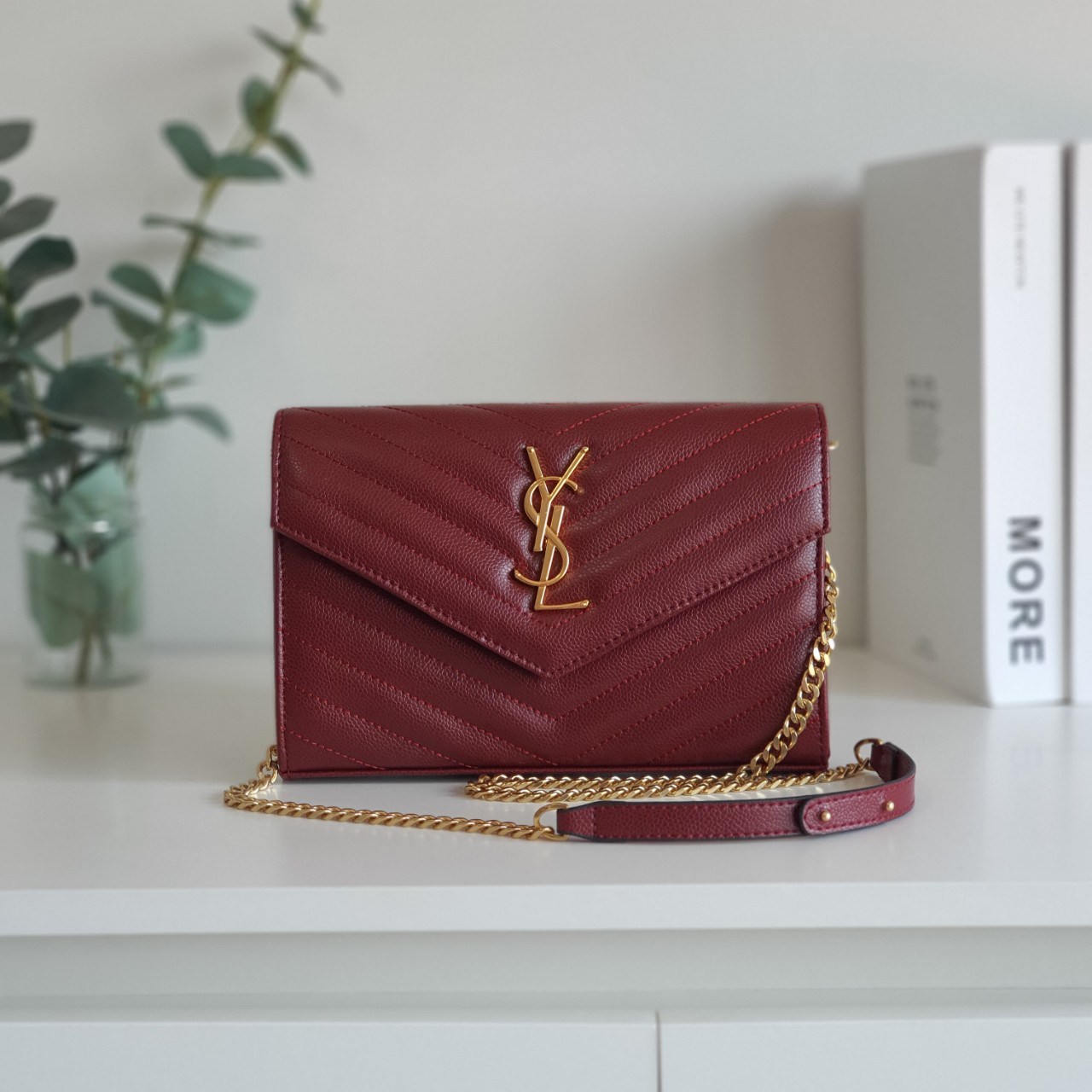 YVES SAINT LAURENT YSL BAG VIP GIFT WITH PURCHASE (GWP) พรีเมี่ยมกิ้ฟ Limited Edition จาก YSL DUTY FREE COUNTER วัสดุหนังแท้ลายคาเวียร์ ทรงหน้าจดหมายลายทาง สวยหรูมาก อะไหล่ทอง เปิดปิดด้วยกระดุมแม่เหล็ก ภายในโล่งมี2ช่องใหญ่ ช่องซิปใหญ่ มีที่ใส่บัตร12ใบ มาพ