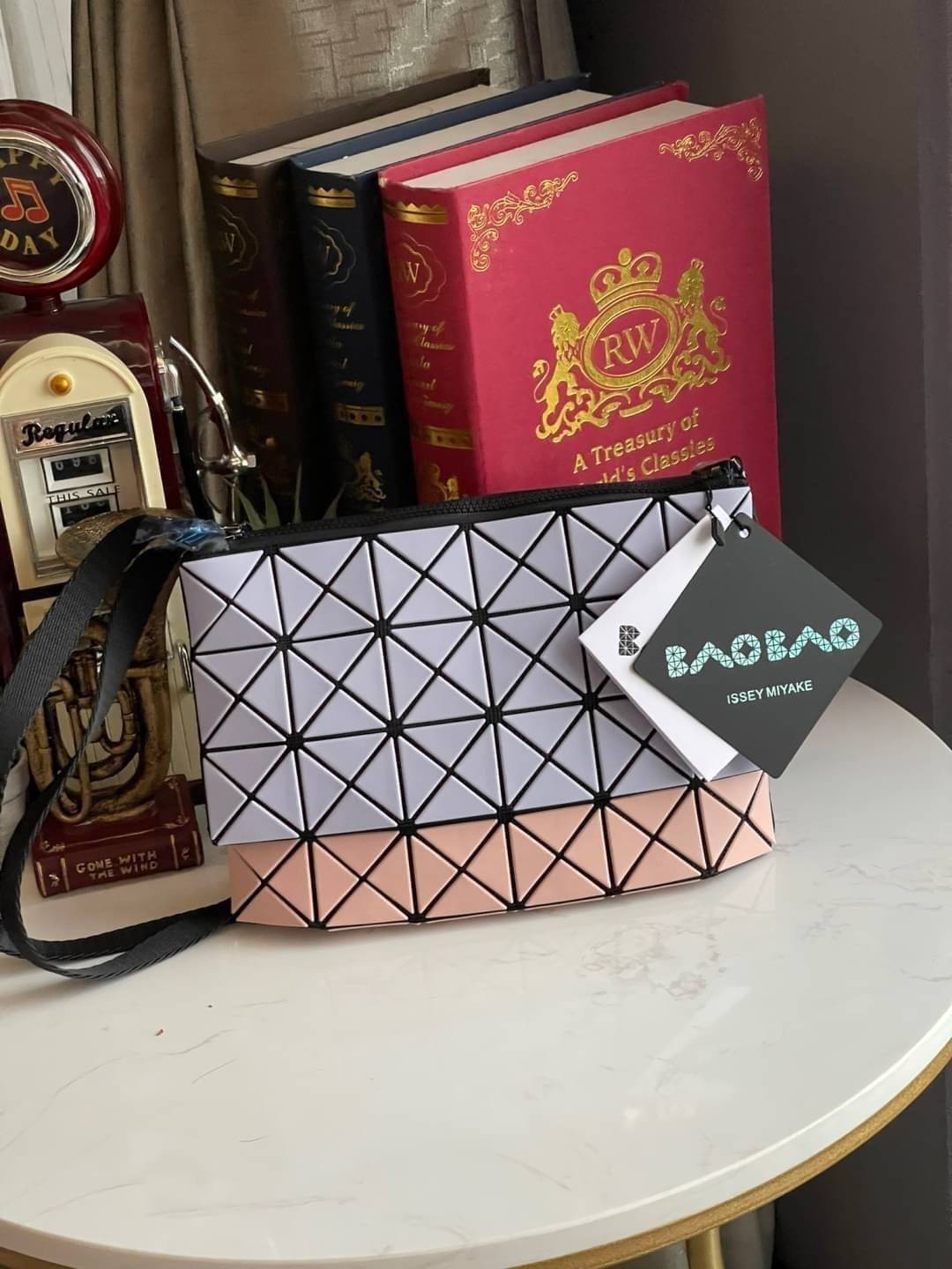 Baobao Issey Miyake Prism Kangaroo crossbody bag กระเป๋าสะพาย Crossbody รูปทรงสี่เหลี่ยมผืนผ้า ไซส์กำลังพอดี เห็นแบบนี้บอกเลยว่าใส่ของสำคัญได้แบบครบถ้วน ไม่ว่าจะเป็นโทรศัพท์ กระเป๋าตังค์ หรือพาวเวอร์แบงค์ จัดเป็นอีกหนึ่งรุ่นที่น่ารัก สายสะพายปรับได้ตามควา