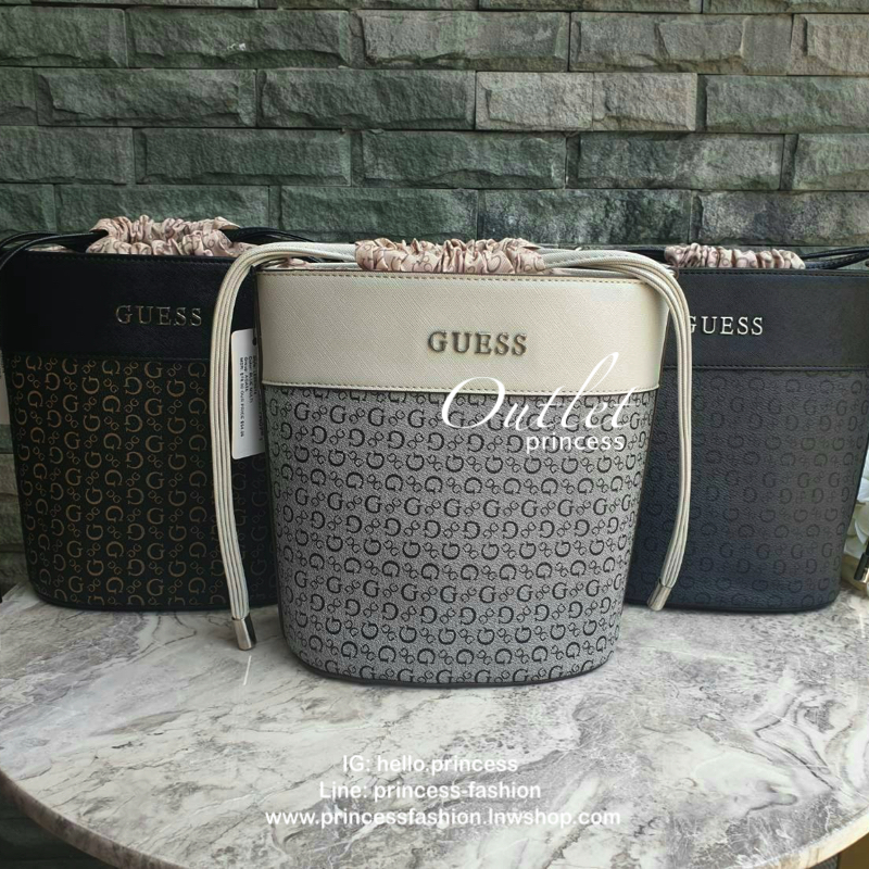 3สี Guess Bucket Bag กระเป๋ารุ่นใหม่ล่าสุด อวดไอเทมแสนเก๋กับกระเป๋าทรงถังสุดน่ารัก พิมพ์ลายรอบใบ วัสดุ Saffiano PU คุณภาพดี นิ่ม น้ำหนักเบา ด้านหน้าประดับด้วยโลโก้แบรนด์สวยโดดเด่น เปิดปิดด้วยเชือกหนังใช้หูรูดปลายเชือกประดับอะไหล่เงินสะดวกใช้ ด้านในโล่งกว้