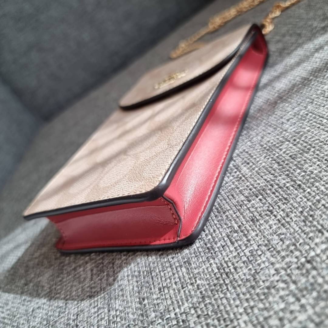 COACH NORTH/SOUTH PHONE CROSSBODY IN SIGNATURE CANVAS F55636 F39955 สุดคลาสสิคกับกระเป๋าสะพายเอนกประสงค์ Case phone ใส่โทรศัพท์มือถือได้ทุกรุ่น ดีไซน์ลายเอกลักษณ์ วัสดุหนังแคนวาสเคลือบลาย ฝาและภายในเป็นหนังสังเคราะห์เรียบ เปิด-ปิดด้วยกระดุม สายสะพายยาวประ