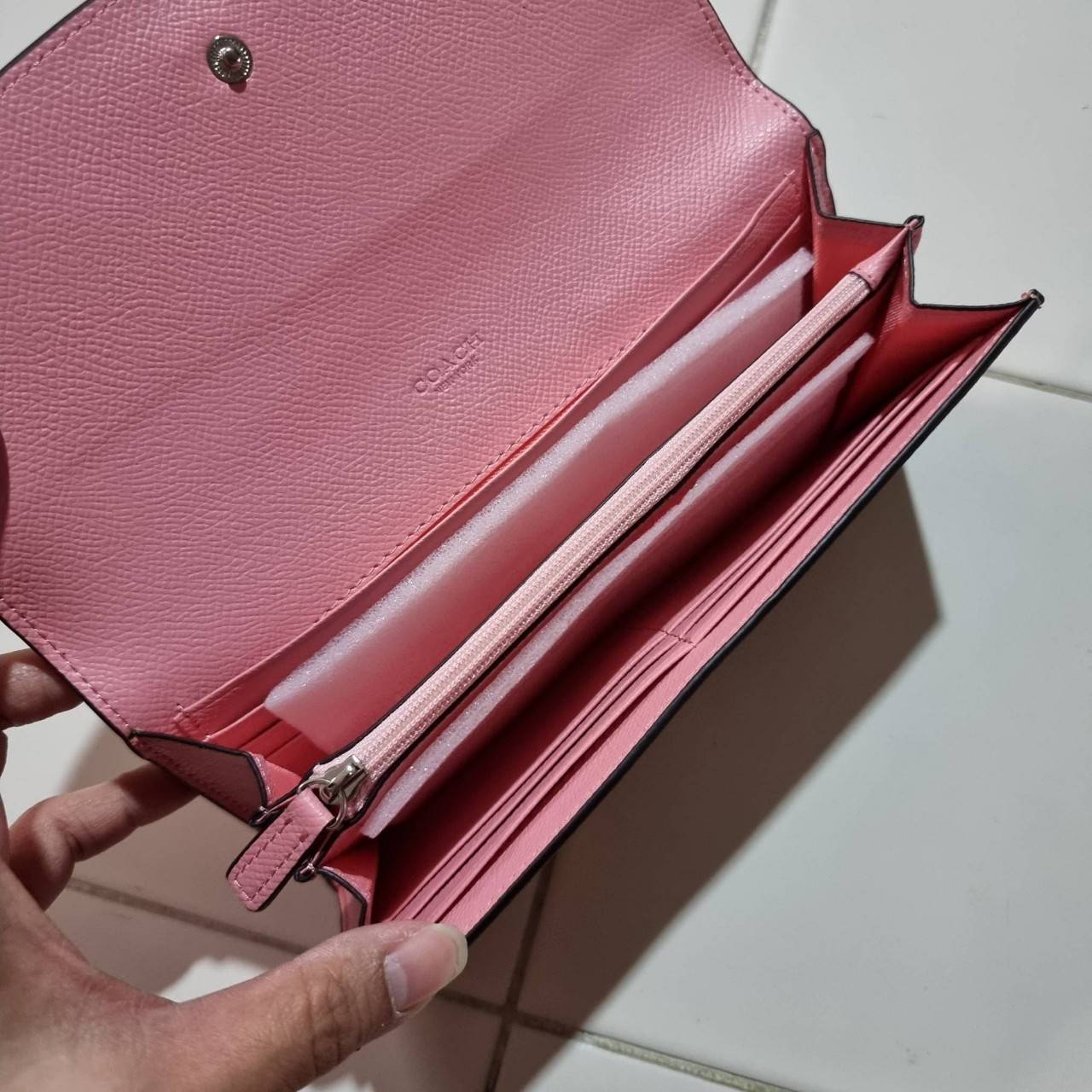 COACH F52601 POP SLIM ENVELOPE WALLET IN SIGNATURE รุ่นขายดี ขายหมด!! รุ่นหายาก!! เติมสต็อคจ้า!! กระเป๋าสตางค์รุ่นฝาพับ ดีไซน์เรียบหรู คลาสสิค ใช้งานง่ายและสะดวกมากๆ ด้วยซองซิปที่เสียบด้านหลัง ถอดแยกออกมาใช้ได้ หรือเอาออก พกกระเป๋าเดี่ยวๆก็ได้ ถือใบนี้ดูไ