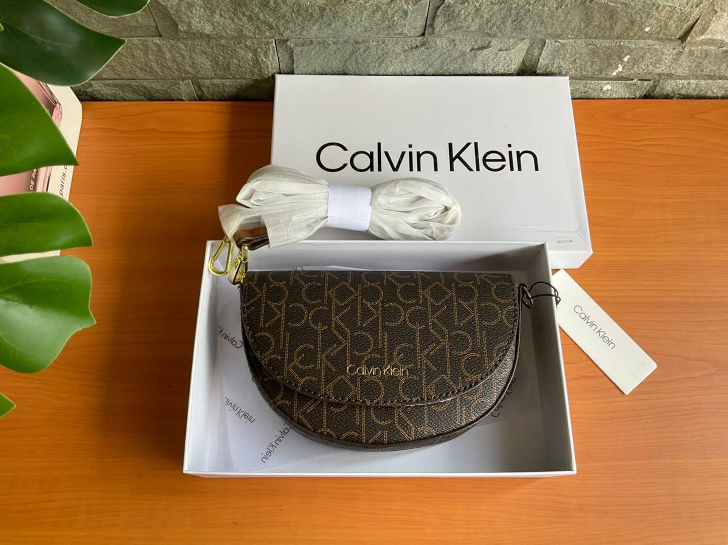 ของแท้ 💯% Calvin Klein Monogram Crossbody Bag กระเป๋าสะพายทรงครอสบอดี้ กระเป๋าคลัทช์ ทรงครึ่งวงกลม ขนาดน่ารัก ลายโมโนแกรมรอบใบ