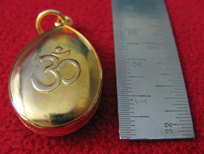 ล็อกเก็ตพระศิวะหลังโอมพิมพ์เล็กเลี่ยมทองไมครอนลงยาพร้อมใบคาถาค่ะ