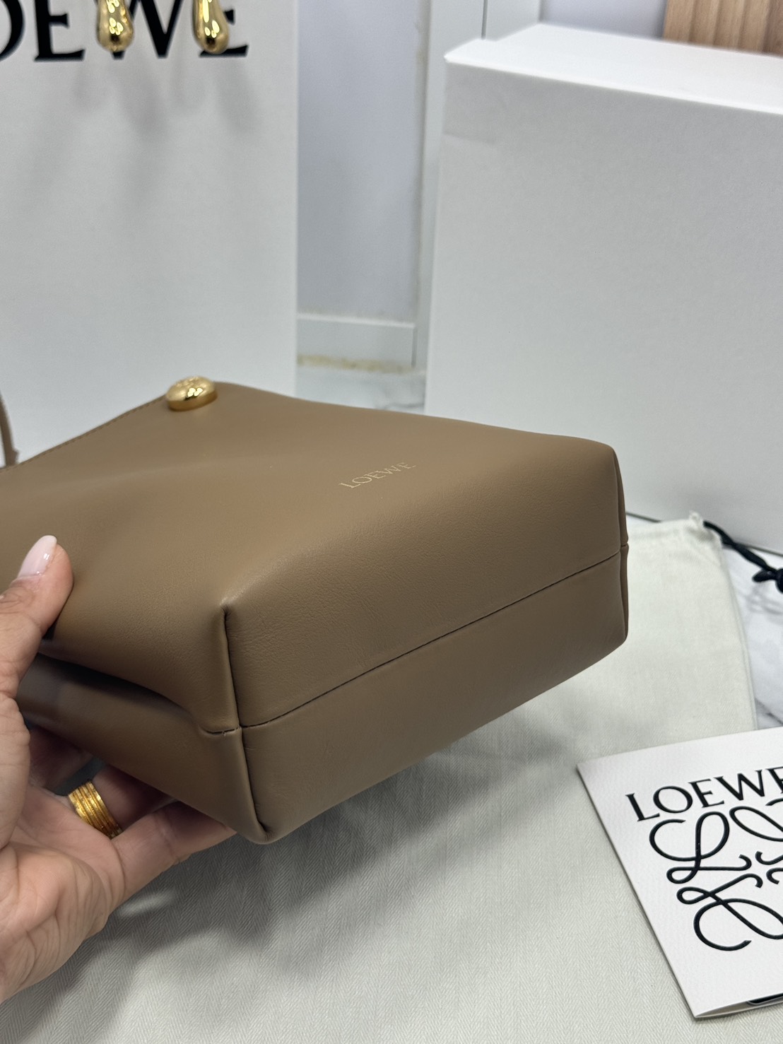 ORI หนังแท้ | LOEWE pebble pouch in smooth กระเป๋าทรงโท้ทดีไซน์คลาสสิค เรียบง่ายแต่ดูแพง มีระดับสุดๆ แต่งหมุดปั้มโลโก้แบรนด์สีทองสวยโดดเด่น เหมาะเป็นไอเท็ม everyday bag จริงๆ