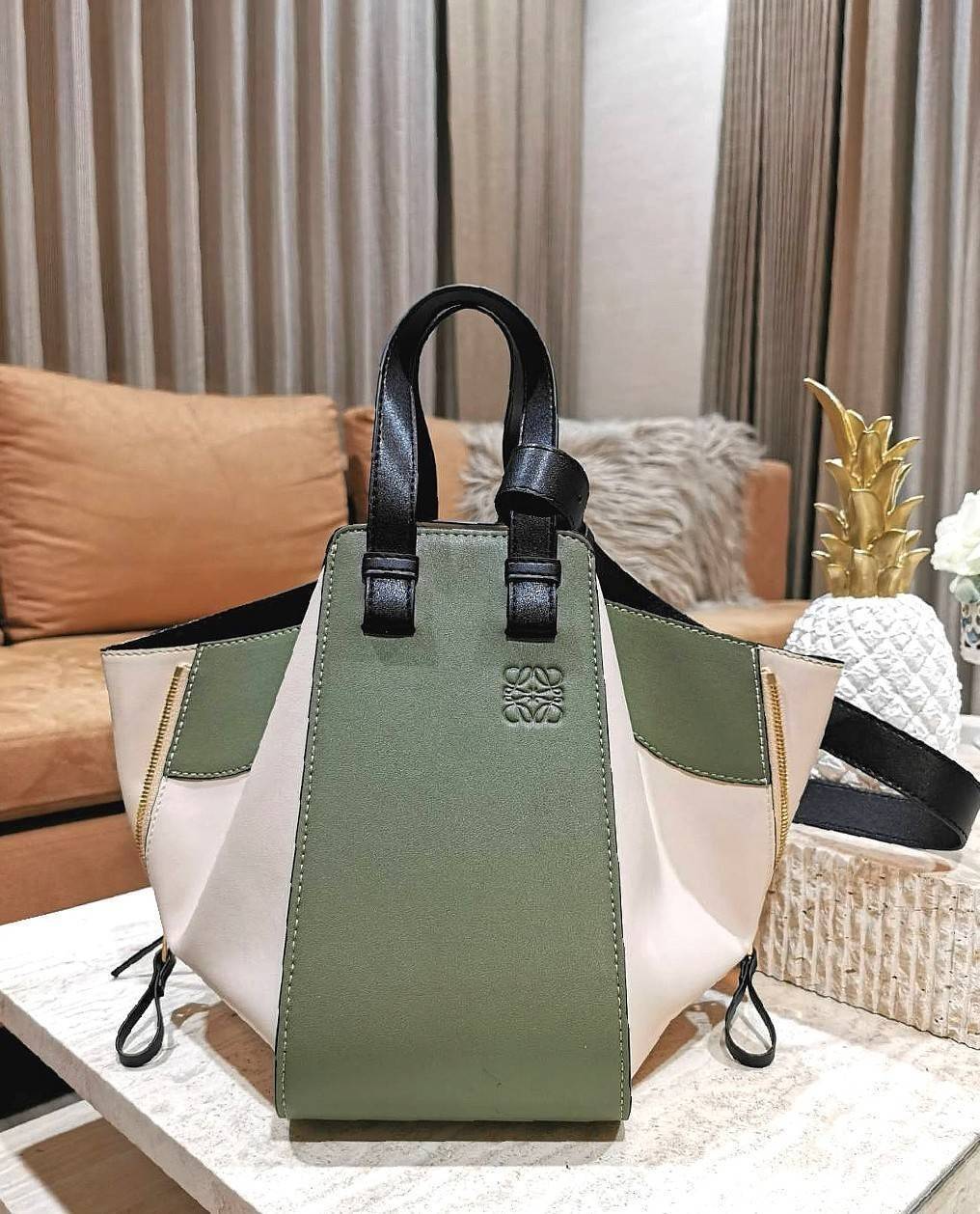 LOEWE HANDLE & SHOULDER BAG GIFT WITH PURCHASE GWP พรีเมี่ยมกิ๊ฟ Limited จาก LOEWE PERFUME DUTYFREE รุ่น Rare items สุดๆวัสดุหนังแท้ Calfskin หนังสวยดีไซน์มีเอกลักษณ์ ใบใหญ่กำลังดี น้ำหนักเบา สามารถปรับได้หลายทรงไม่จำเจ ด้านข้างมีซิปปรับขยายได้ ภายในโล่งก