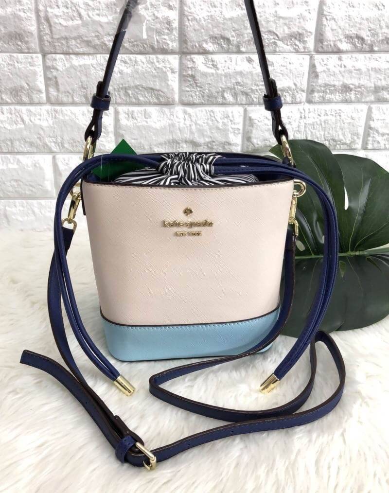 Kate spade new york cameron street pippa bag 2018 พร้อมส่งอีกรอบ กระเป๋าวัสดุหนัง saffiano ทรงถัง สามารถถือได้หรือสะพายข้าง ด้านหน้าติดอะไหล่แบรนด์ ปากกระเป๋าเปิดปิดแบบหูรูด ภายในกระเป๋าโล่ง ใส่กระเป๋าสตางค์ใบยาวได้ หรือของอื่นๆได้จุ มาพร้อมสายสะพายยาว ถอ