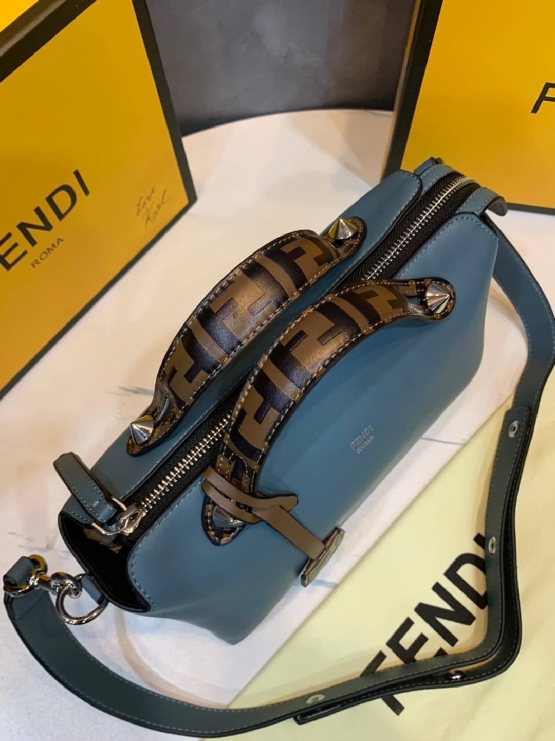 FENDI By The Way tote น้องงกลับมาแล้วว ใครรออยู่ห้ามพลาดจร้าา สวยๆอย่างนี้อดใจยังไงไหว!! กระเป๋ารุ่นที่ไม่ว่าจะใช้แบบหิ้วหรือสะพายข้างก็สวยทุกลุค แถมแมทกับชุดได้ง่าย เหมาะกับทุกๆวัน สินค้าพร้อมส่ง มีจำนวนจำกัด