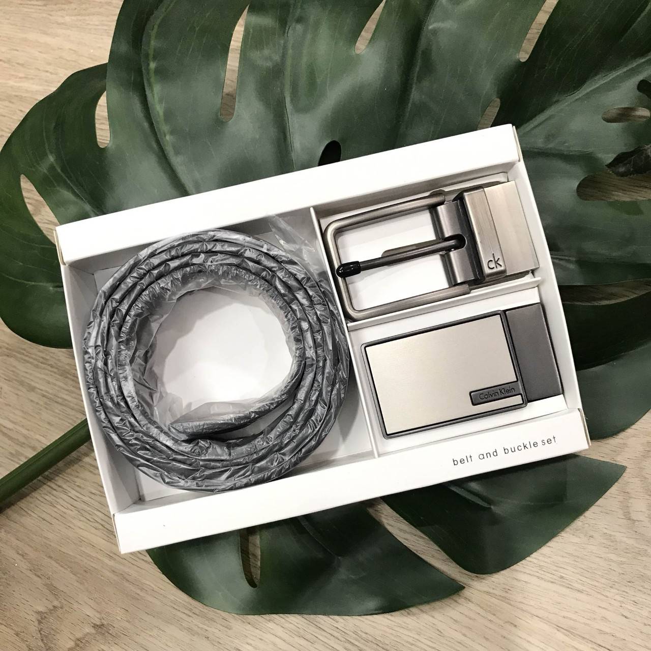 ห้ามพลาด! เซทสุดคุ้ม! ซื้อ1ได้ถึง2! CALVIN KLEIN REAL LEATHER BELT VALUE PACK Limited Edition เข็มขัดหนังแท้ พร้อมหัวเข็มขัด2แบบคุณภาพดีตามแบบฉบับของแบรนด์ สายเข็มขัดสามารถกลับด้านใช้ได้ทั้งสีดำและสีน้ำตาลเหมือนมี2เส้น2หัวสลับใช้ได้ไม่จำเจ มาพร้อมถุงกระดา