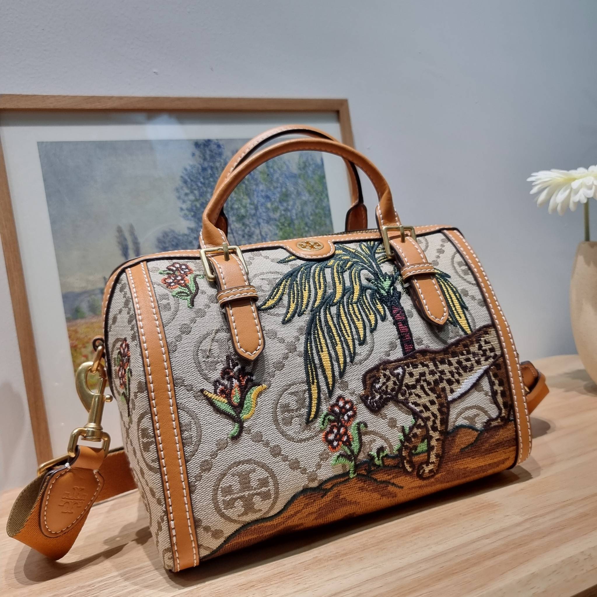 TB Jual Barrell T Monogram / TORY BURCH T MONOGRAM JACQUARD EMBROIDERED DUFFLE คอลใหม่ล่าสุด สวยพร้อมเสิร์ฟแบบไม่ต้องรอพรีฯ ลายโมโนแกรมสุดคลาสสิคที่ถูกดีไซน์รังสรรค์ด้วยงานปักสุดชิค น่าใช้ใจฟูแค่แรกเห็น!!