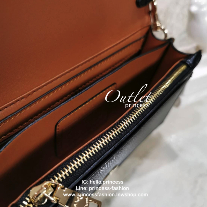 DISNEY X COACH Crossbody Bag 2019 New in! กระเป๋าสะพายคอลเลคชั่นสุดพิเศษ Limited Edition จาก Coach Factory ร่วมกับ Disney ทรงเหลี่ยม วัสดุหนัง texture ลายสวย วางอยู่ทรง ดีไซน์ ลายตัวการ์ตูนดิสนีย์ทั้ง 2 character เปิดปิดด้วยฝาปิด กระดุมแม่เหล็ก ภายในแบ่งช