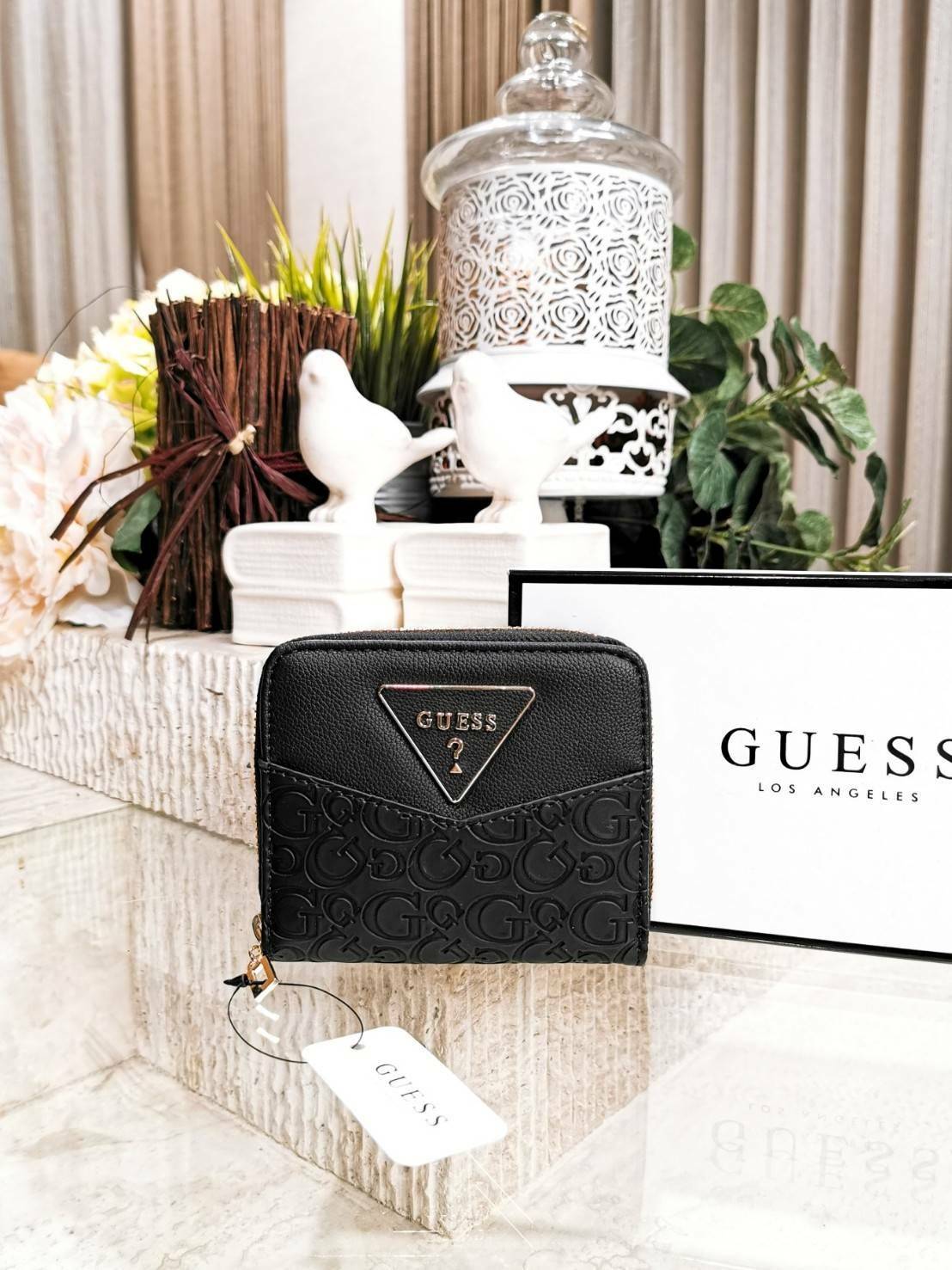 NEW ARRIVAL! GUESS FACTORY WOMEN'S SHORT WALLET กระเป๋าสตางค์สั้นรุ่นใหม่ล่าสุดไอเท็มแนะนำวัสดุหนังปั้มโลโก้รอบใบสวยอยู่ทรงด้านหน้าประดับโลโก้แบรนด์ ภายในมีทั้งช่องใส่ธนบัตร ช่องใส่เหรียญ ช่องใส่บัตรหลายช่อง ใส่เเบงก์พันได้ค่ะ ภาพถ่ายจากสินค้าจริงมาพ