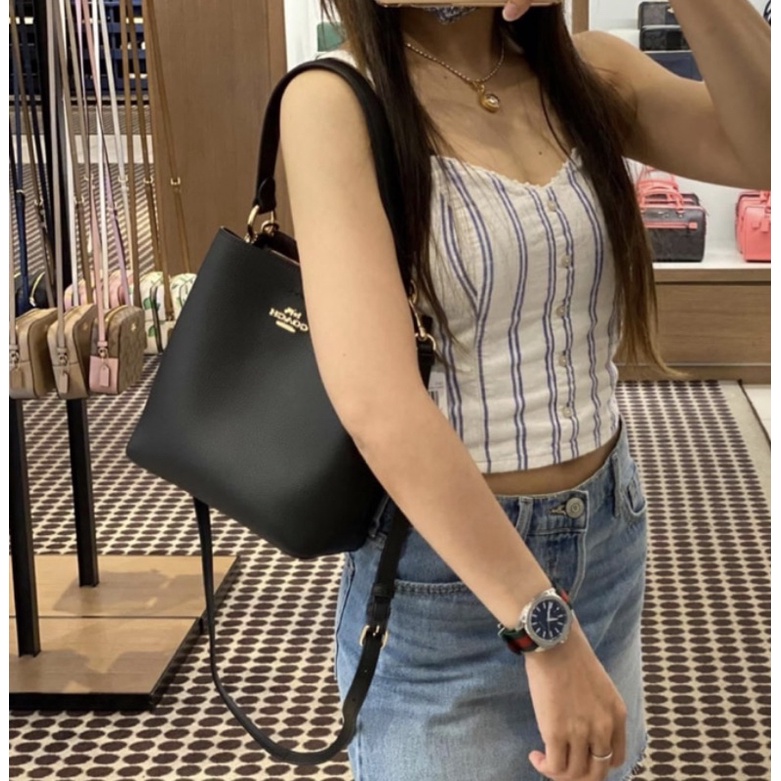 COACH 2312 SMALL TOWN BUCKET BAG IN SIGNATURE CANVAS รุ่นยอดนิยมใบเล็กมาครบสีแล้วจ้า กระเป๋าทรงบัคเก็ต สีผู้ดี๊ผู้ดี ตัวกระเป๋าดีไซน์คลาสสิคลายซี ดูโดดเด่น วัสดุหนังแคนวาสเคลือบลาย สวยคมทุกมุมจริงๆ!! เปิด-ปิดด้วยกระดุมแม่เหล็กทั้ง 2 ฝั่ง ภายในเป็นช่องโล่ง