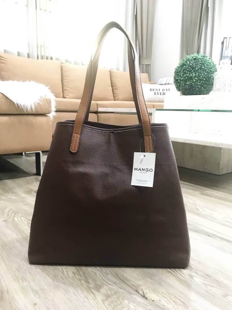 MANGO LARGE SHOPPING BAG กระเป๋าสะพายใบใหญ่น้ำหนักเบาวัสดุหนังแกะสังเคราะห์ขึ้นลายสวยน่าใช้โดดเด่นที่สามารถปรับใช้ได้2ทรงไม่จำเจอเปิด-ปิดด้วยแถบคาดกระดุม ภายในกว้างและจุสุดๆ สามารถใส่เอกสาร A4 หนังสือ ipad เสื้อผ้า รองเท้าได้ ภายในมีช่องซิปและโลโก้หนัง หู