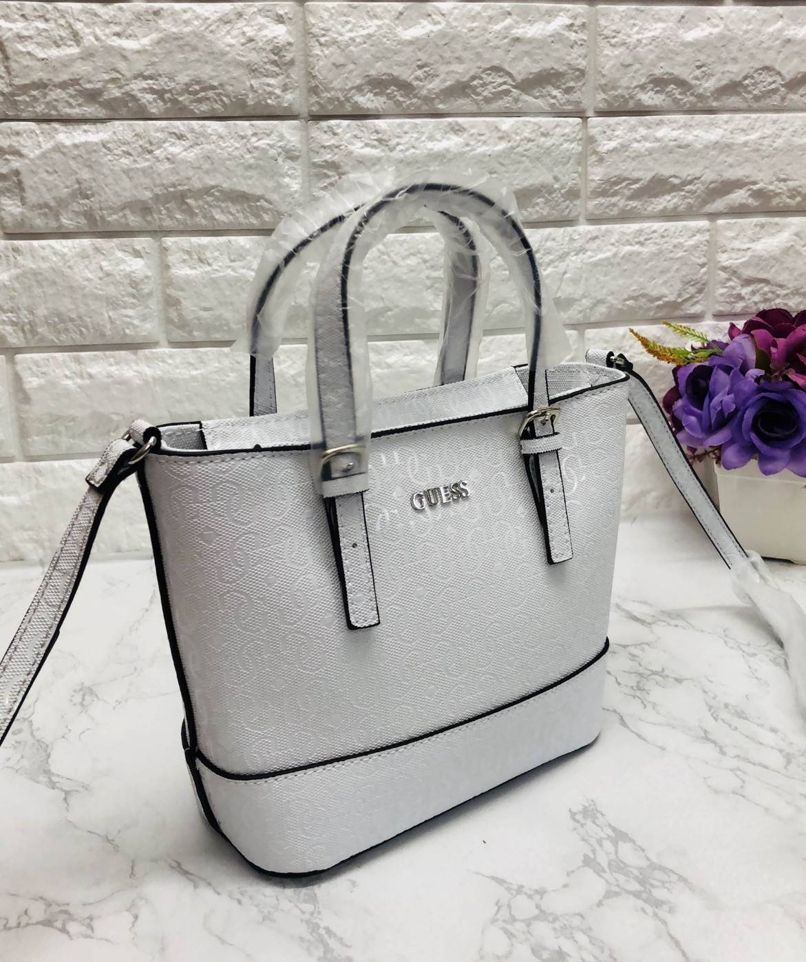 GUESS BALDWINPARK MINI CROSSBODY BAG พร้อมส่ง กระเป๋าถือหรือสะพาย วัสดุหนังแก้วอย่างดี หนังนิ่ม น้ำหนักเบา ตัวกระเป๋าลาย G ทั้งใบสวยมากค่ะ เปิดปิดกระเป๋าแบบซิป ภายในโล่ง ใส่ ipad mini ได้ มีช่องเล็กให้ใส่ของจุกจิก ซับในเป็นผ้าลายแบรนด์ สายสะพายถอดออกไม่ได