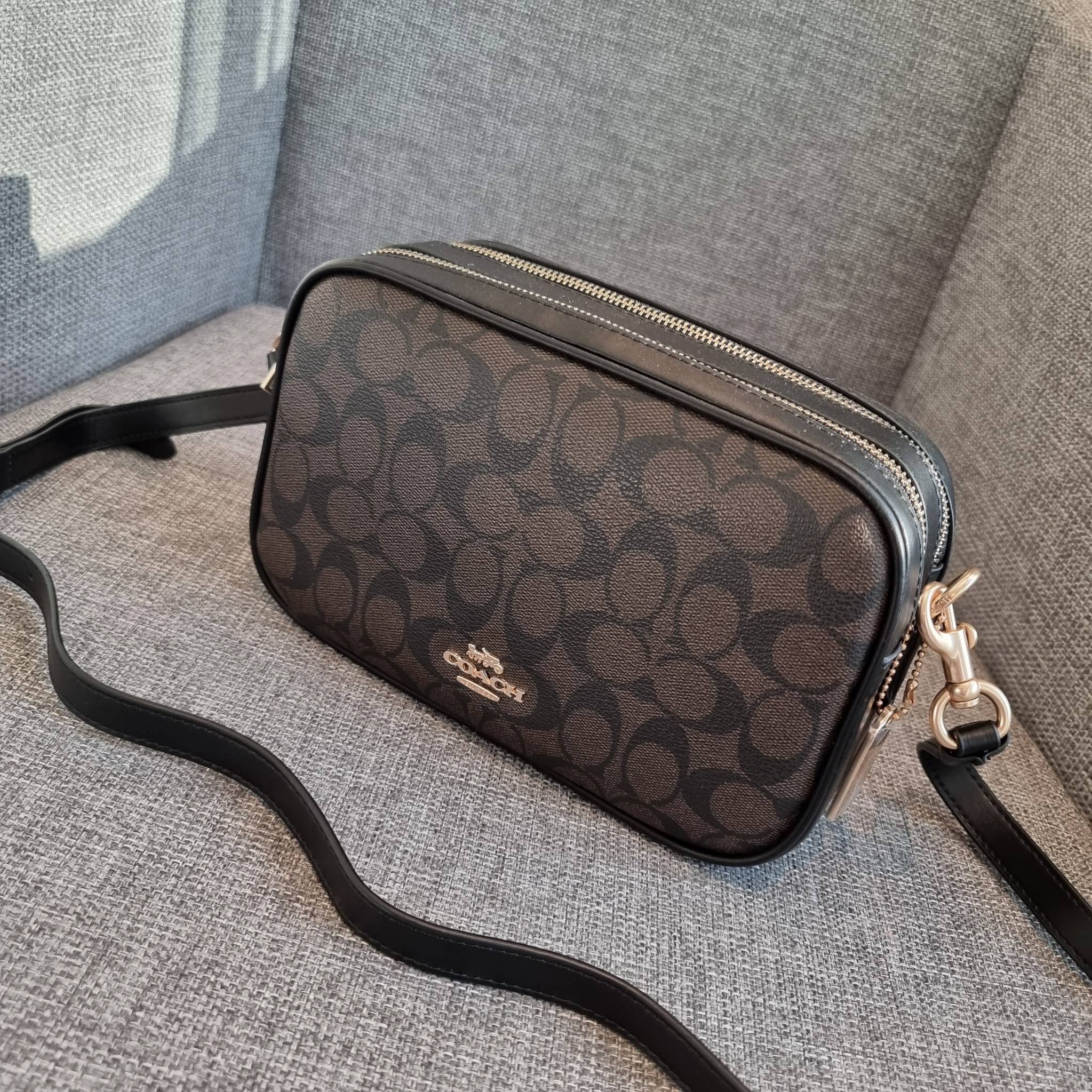 OUTLET 】COACH F68168 JES CROSSBODY IN SIGNATURE CANVAS รุ่นยอดฮิต!! กระเป๋าสะพายข้าง รุ่น 2 ซิป ใบใหญ่จุใจ สีคลาสสิคขายดี!! วัสดุหนังแคนวาสเคลือบลาย เปิด-ปิดด้วยซิป 2 ช่องหลัก ใช้งานง่าย ทรงสวยมากๆรุ่นนี้ มาพร้อมสายสะพาย crossbody ปรับได้ตามตัว ภายในใส่ขอ