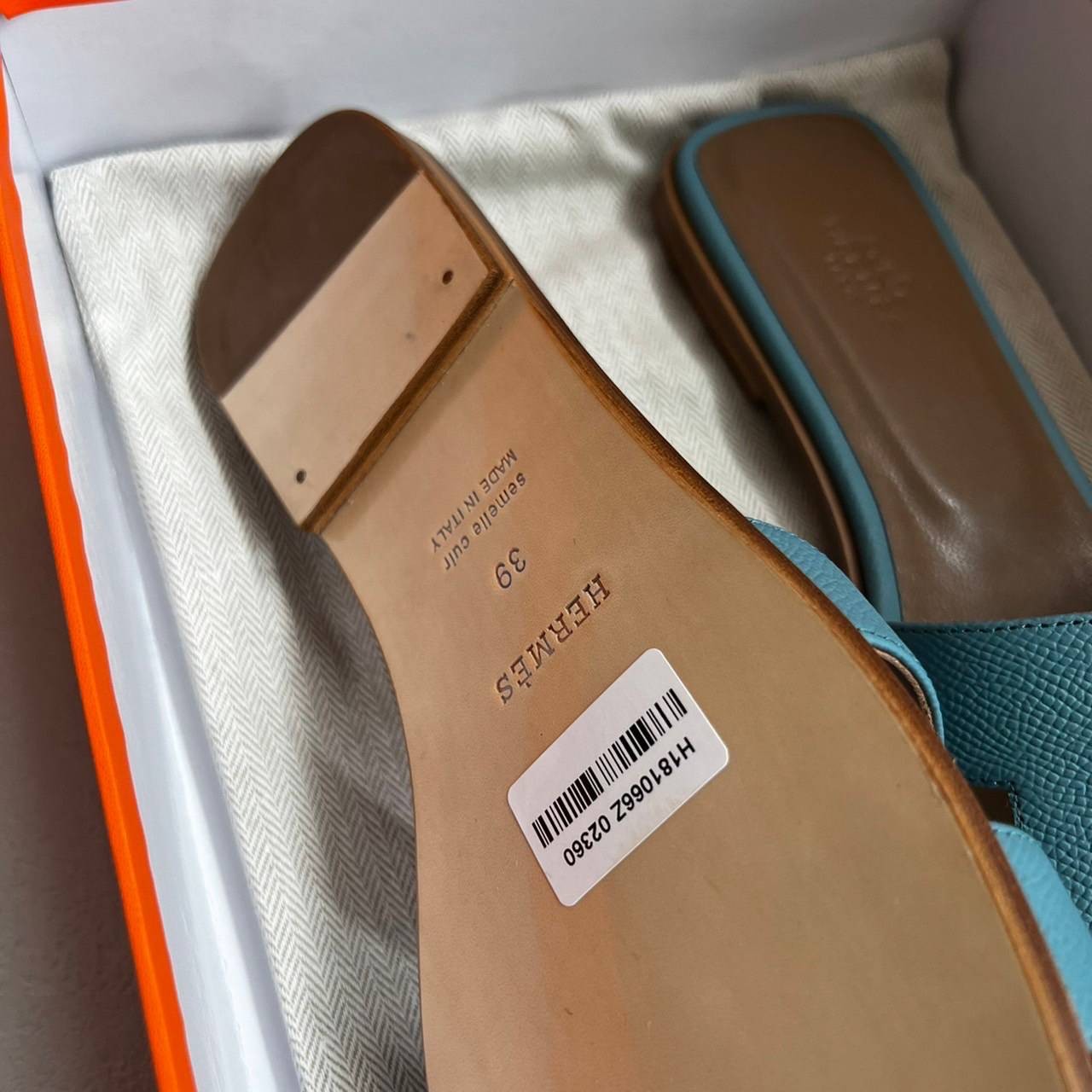 หนังแท้ Hermes sandal Epsom leather รองเท้าแตะงานสั่งตัตใช้สลับแท้ เกรดออริจินอล 1:1 เกรดเหมือนสุด มี series code ทุกคู่ งานตัดเย็บปราณีตละเอียด ใส่สบาย ไม่ลื่น ใช้ทนนาน เกรดนี้คุ้มมาก ไม่ผิดหวังค่ะ ภาพสินค้าถ่ายจากงานขายจริง ใช้งานต่างประเทศได้