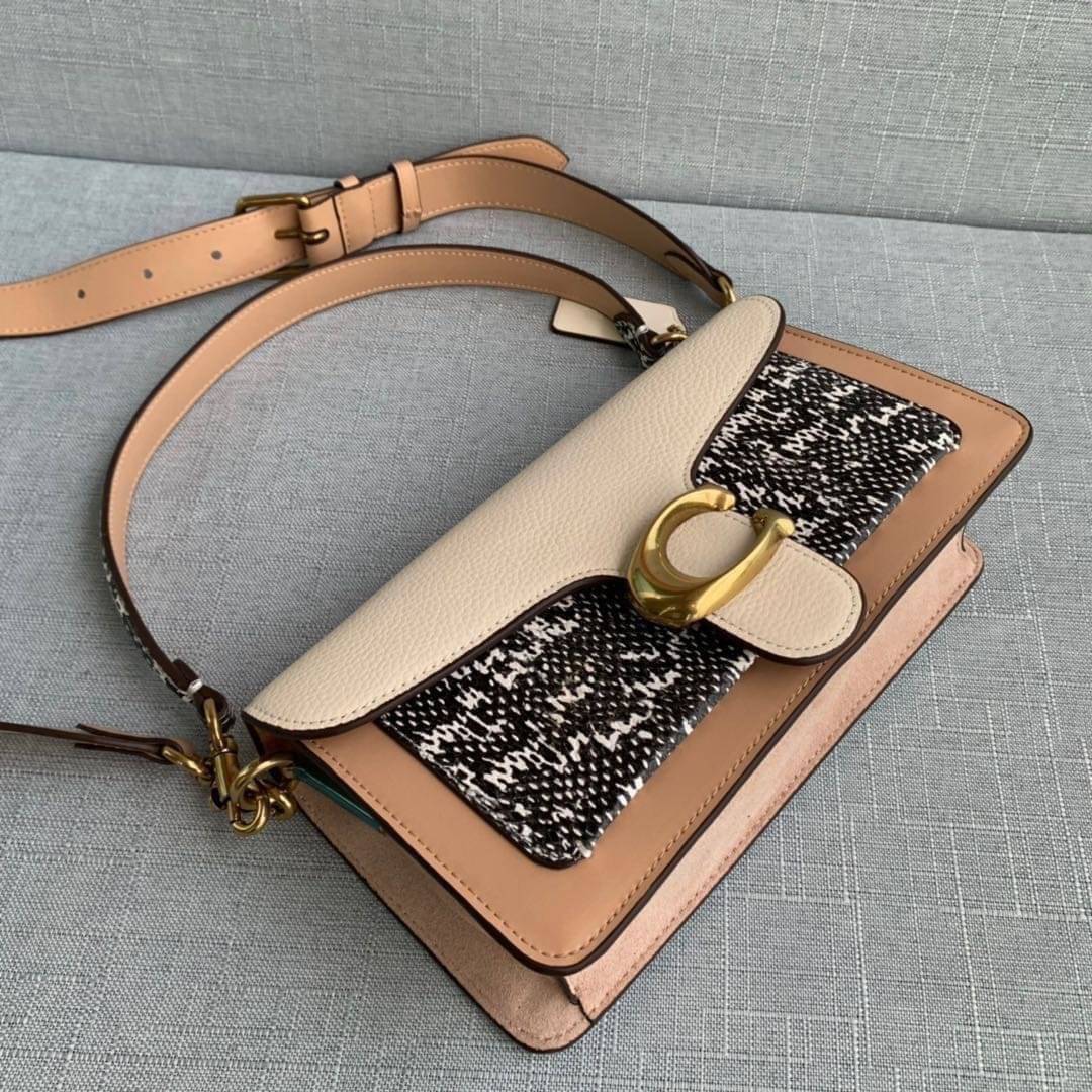 COACH TABBY SHOULDER BAG 26 พร้อมส่งที่ไทยอีกครั้งค่ะ!! กระเป๋าหิ้ว//คล้องไหล่//สะพายข้างได้ สุดคุ้ม! หนังแท้เรียบคลาสสิคเพิ่มความหรูเข้ามาค่ะ ด้านหน้ามีอะไหล่แบรนด์ตัวใหญ่โดดเด่น เปิดปิดกระเป๋าแบบกระดุมแม่เหล็ก ภายในมีช่องหลักใส่ของ2ช่อง;สามารถใส่กระเป๋า