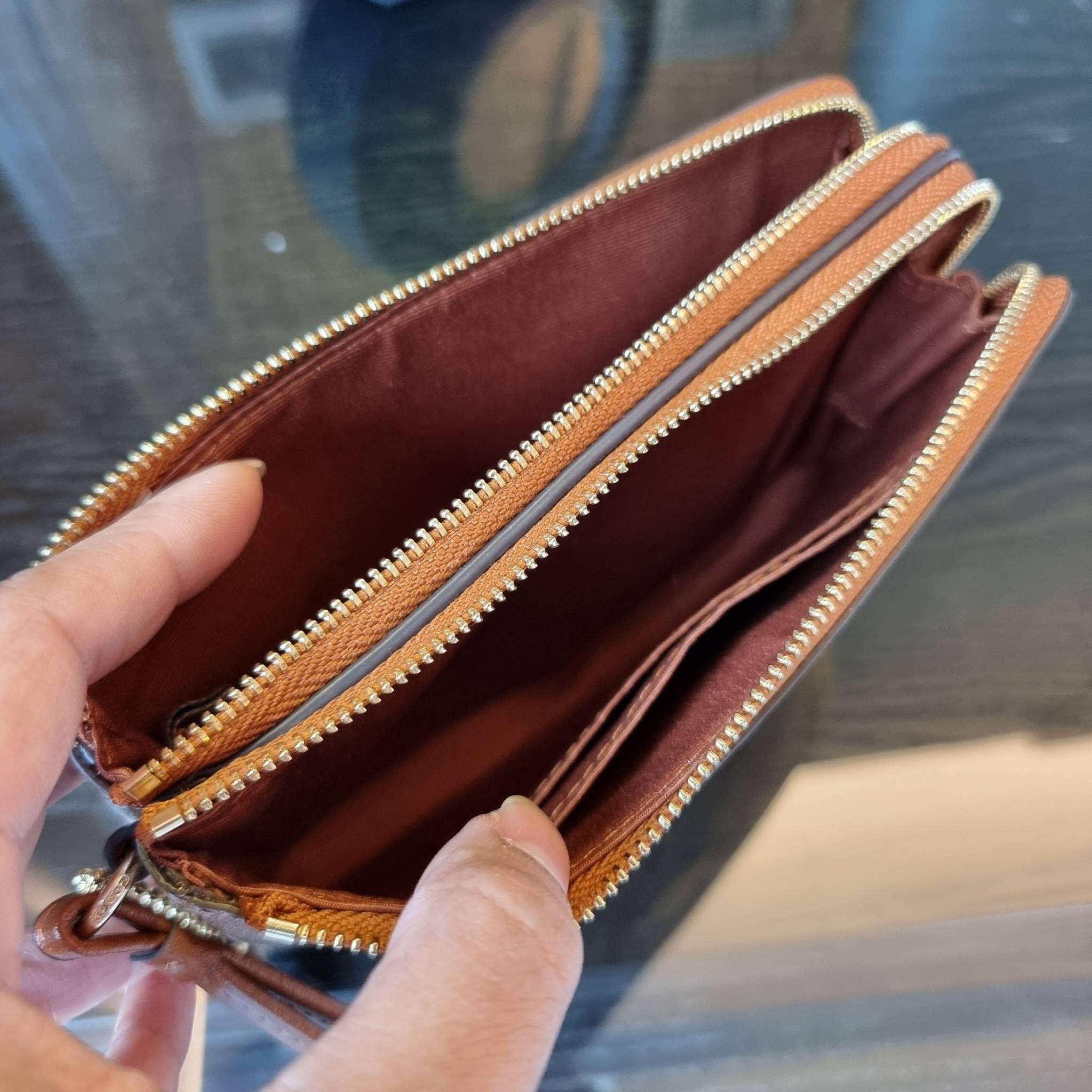 COACH F87591 DOUBLE CORNER ZIP WALLET IN SIGNATURE COATED CANVAS คล้องมือรุ่น 2 ซิป!! มาแล้วจ้า 🌟🤗 ไซส์นี้คือเหมาะมือจริงๆ พกง่ายเช่นเคย ไม่ต้องกังวลว่าจะเกะกะหรือกินพื้นที่กระเป๋าหลัก วัสดุหนังแคนวาสเคลือบลาย มีช่องหลักแยก 2 ช่อง ภายในบุผ