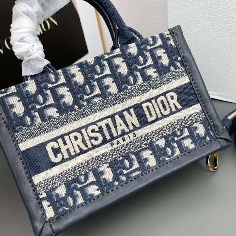 Dior mini book tote macro cannage bag กระเป๋าทรงโท้ทสุดฮิต ไซส์มินิ ดีไซน์ใหม่ หนังสวย พกพาไปไหนก็ได้ คล่องตัวและแมตช์ง่ายสุดๆ เกรดท็อปไฮเอน 1:1 ใช้งานต่างประเทศได้